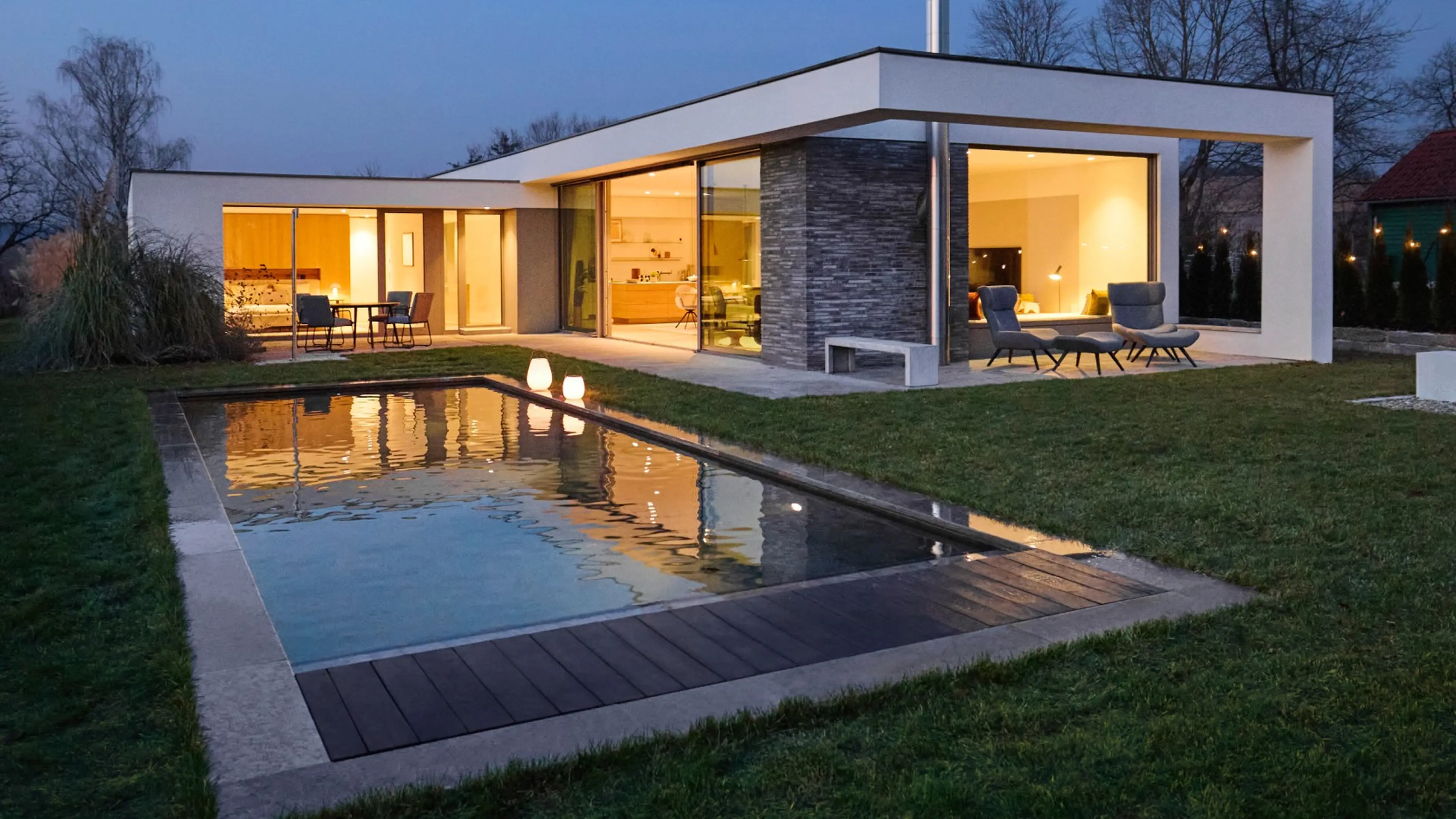 Das Franken-Haus in der Abenddämmerung mit großem Garten und Pool