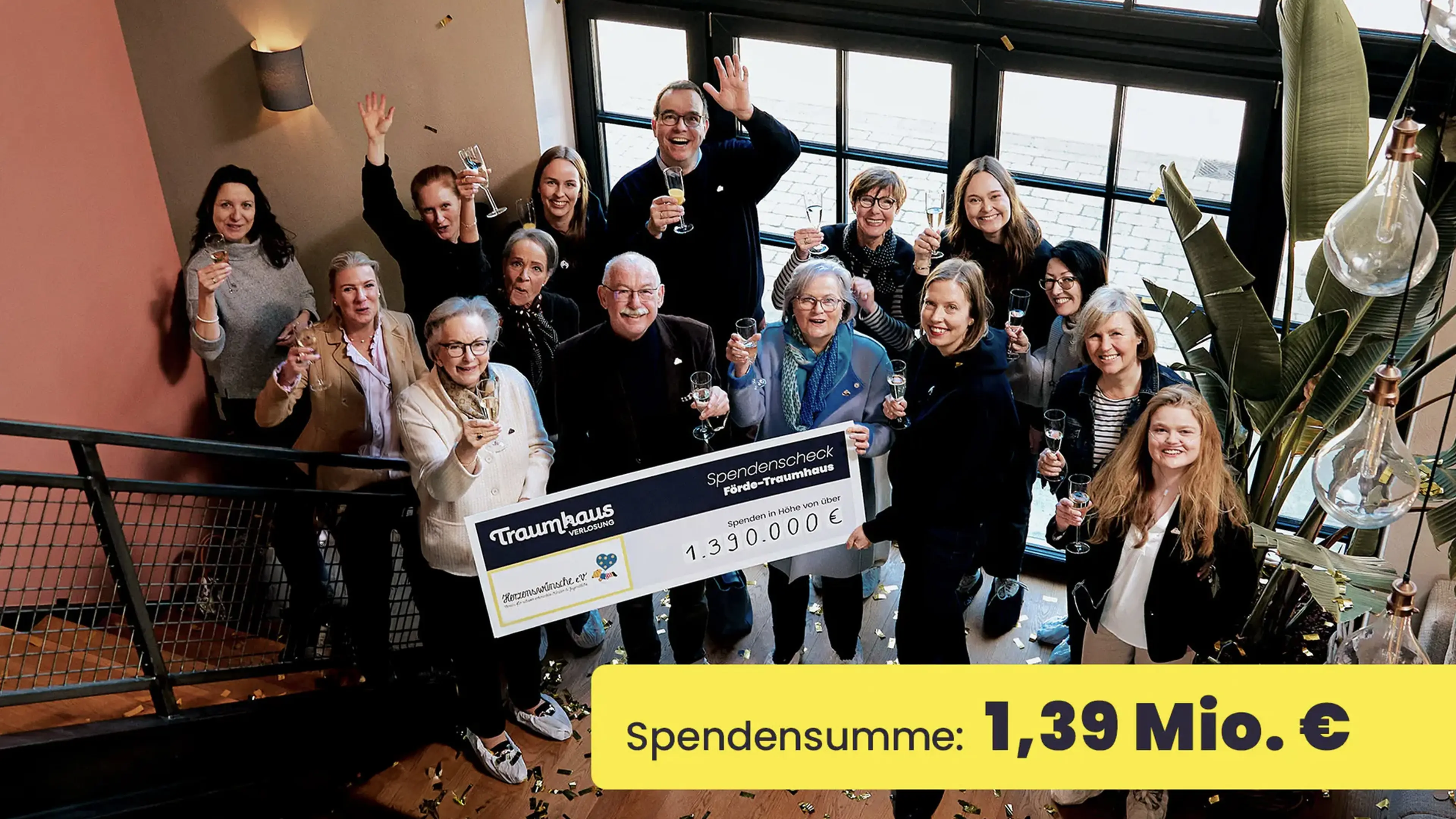 Das Team der Traumhausverlosung und das Team von Herzenswünsche mit dem Spendencheck im Förde-Traumhaus