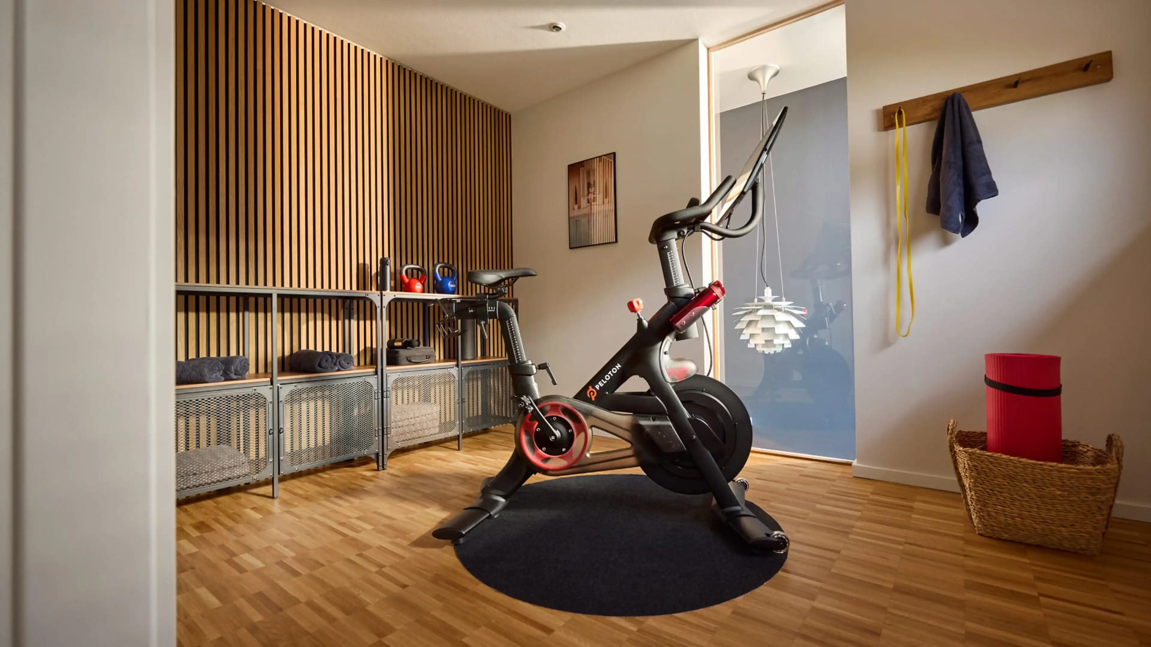 Bild Hobbyraum mit Peloton und Yoga