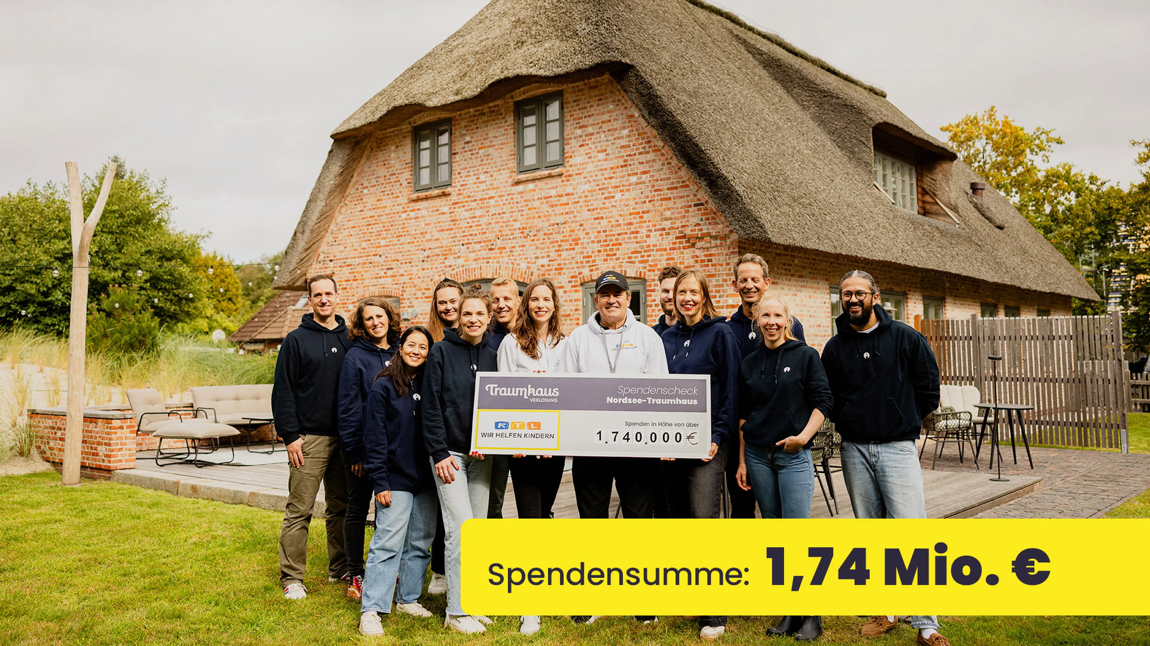 Check-Übergabe an die Stiftung RTL - Wir helfen Kindern e.V.