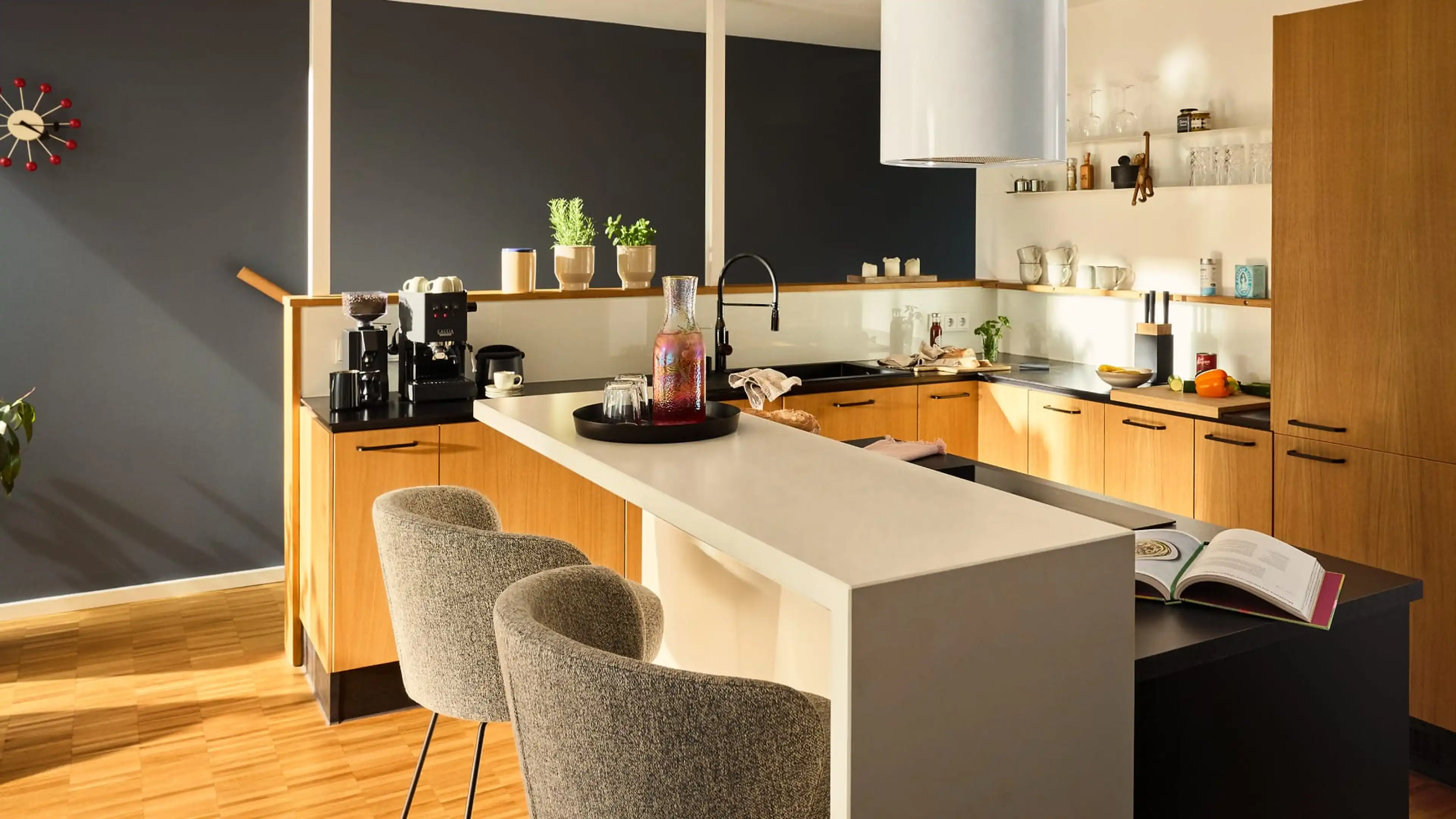 Bild mit Designküche und Bartresen