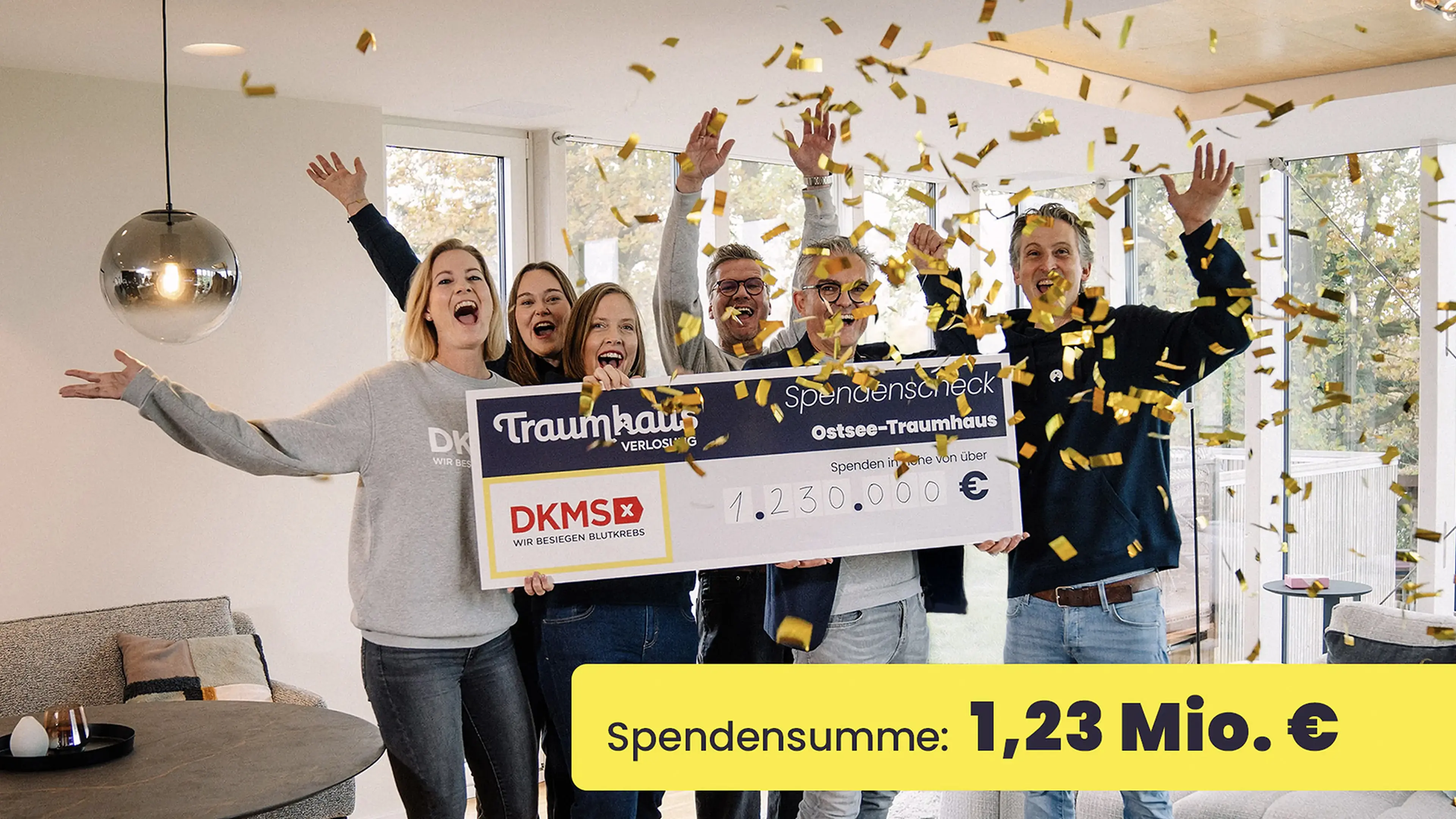Das Team der Traumhausverlosung mit dem Team von DKMS mit dem Spendencheck im Ostsee-Traumhaus