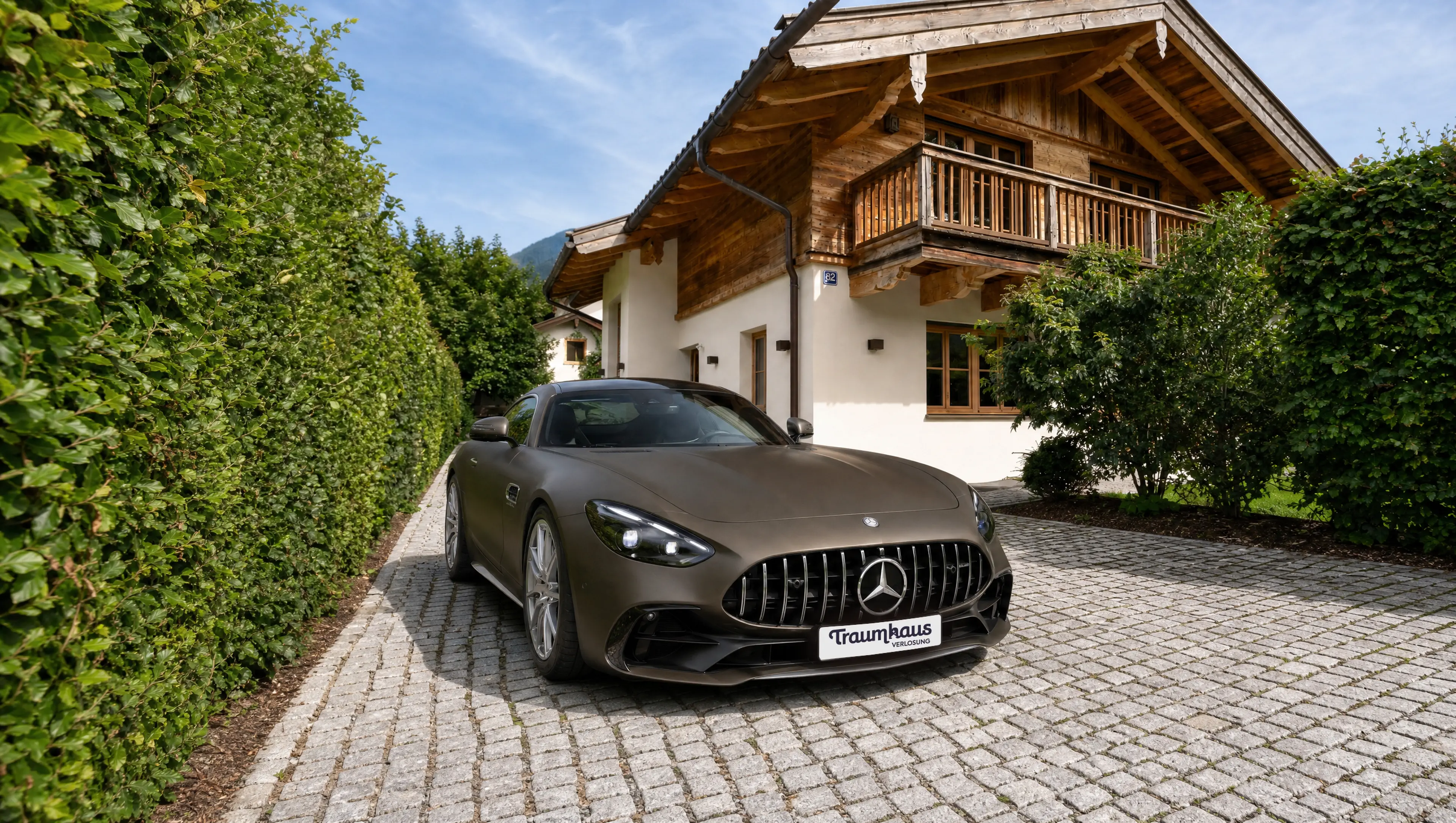 Der Mercedes AMG GT Coupé vor dem Traumhaus am Tegernsee