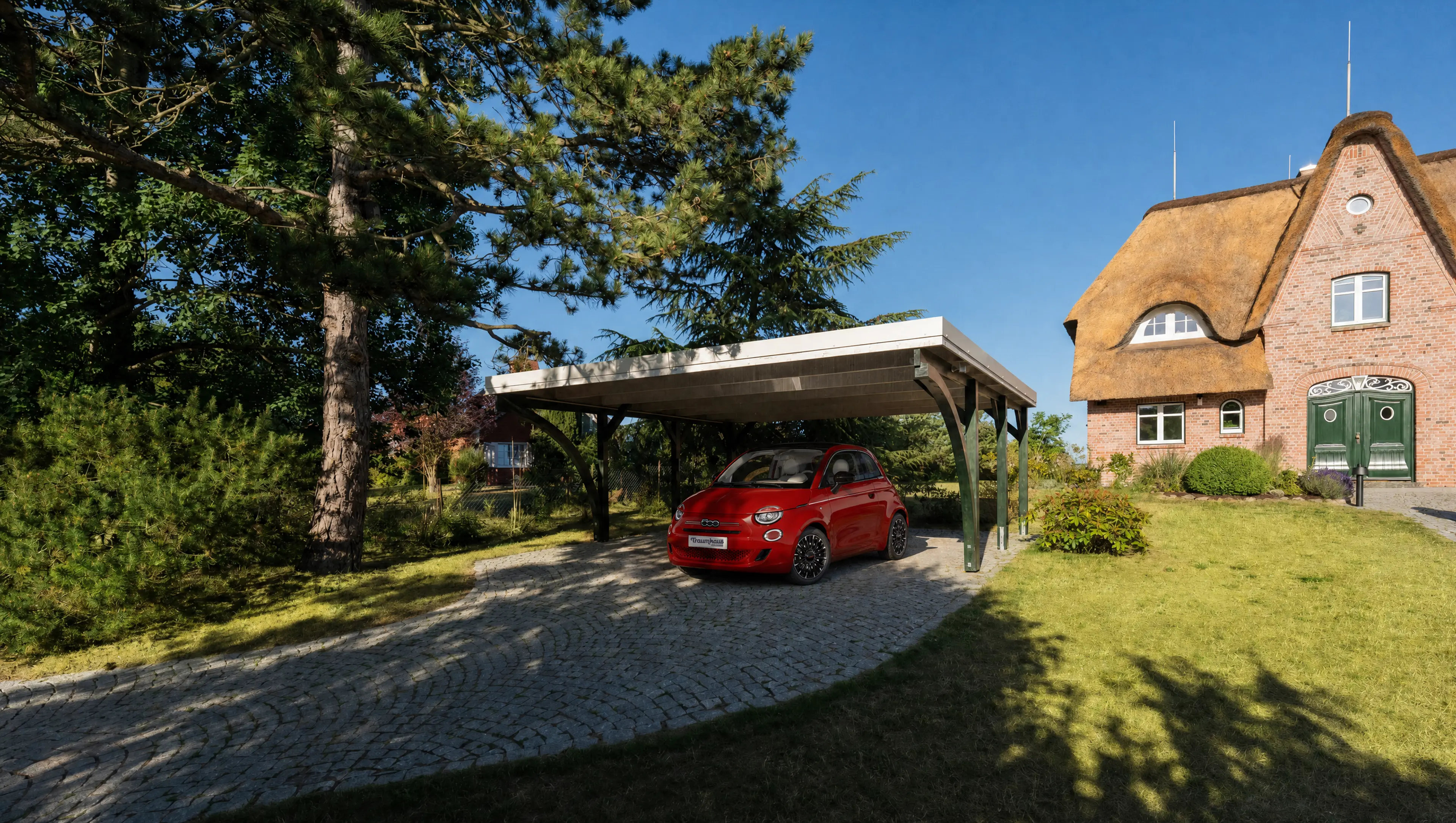 Ein rotes Fiat 500 Cabrio steht unter dem Carport des Traumhauses mit Ostseeblick