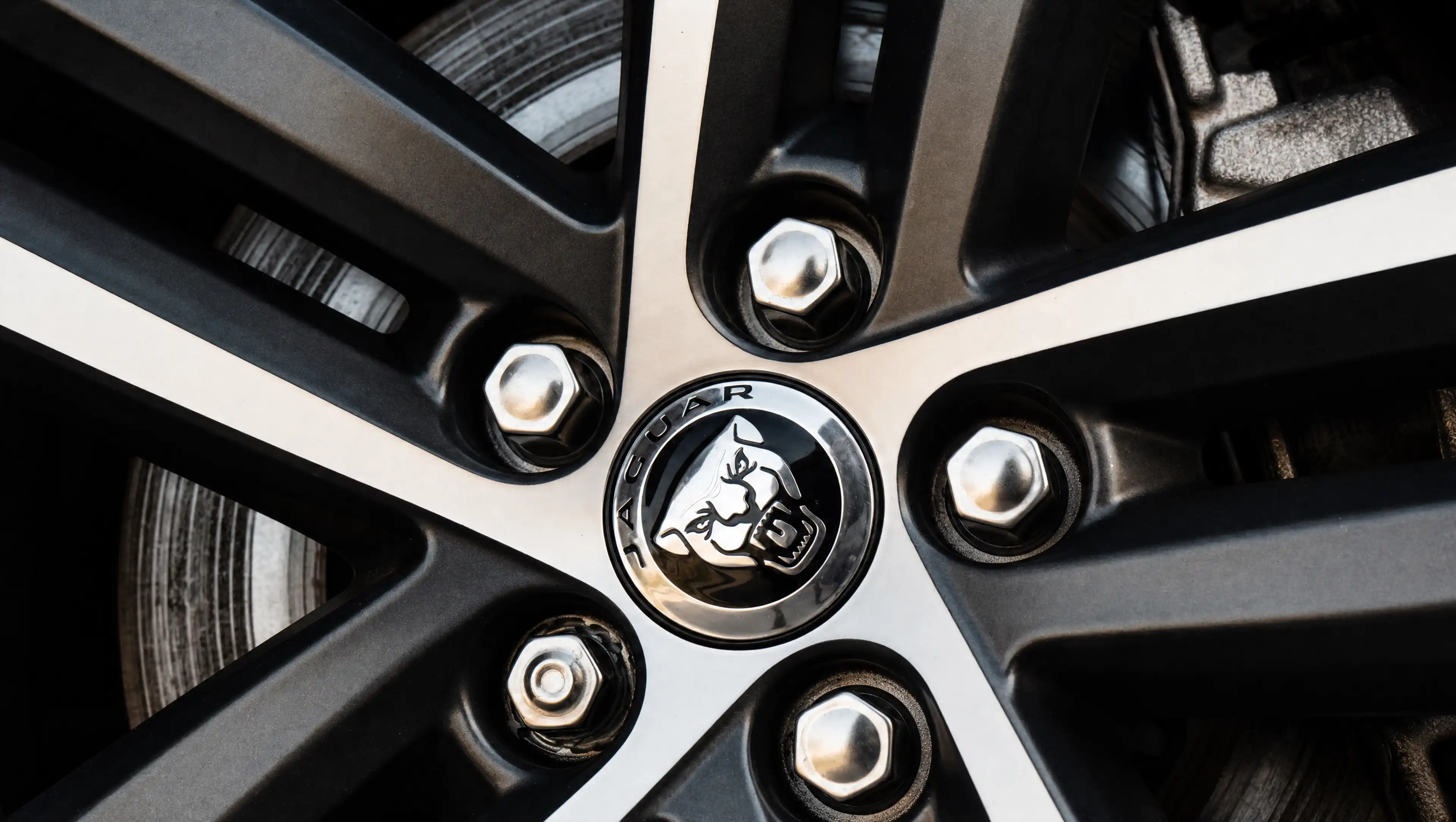 Naheaufnahme der Felge des Jaguar F-Pace