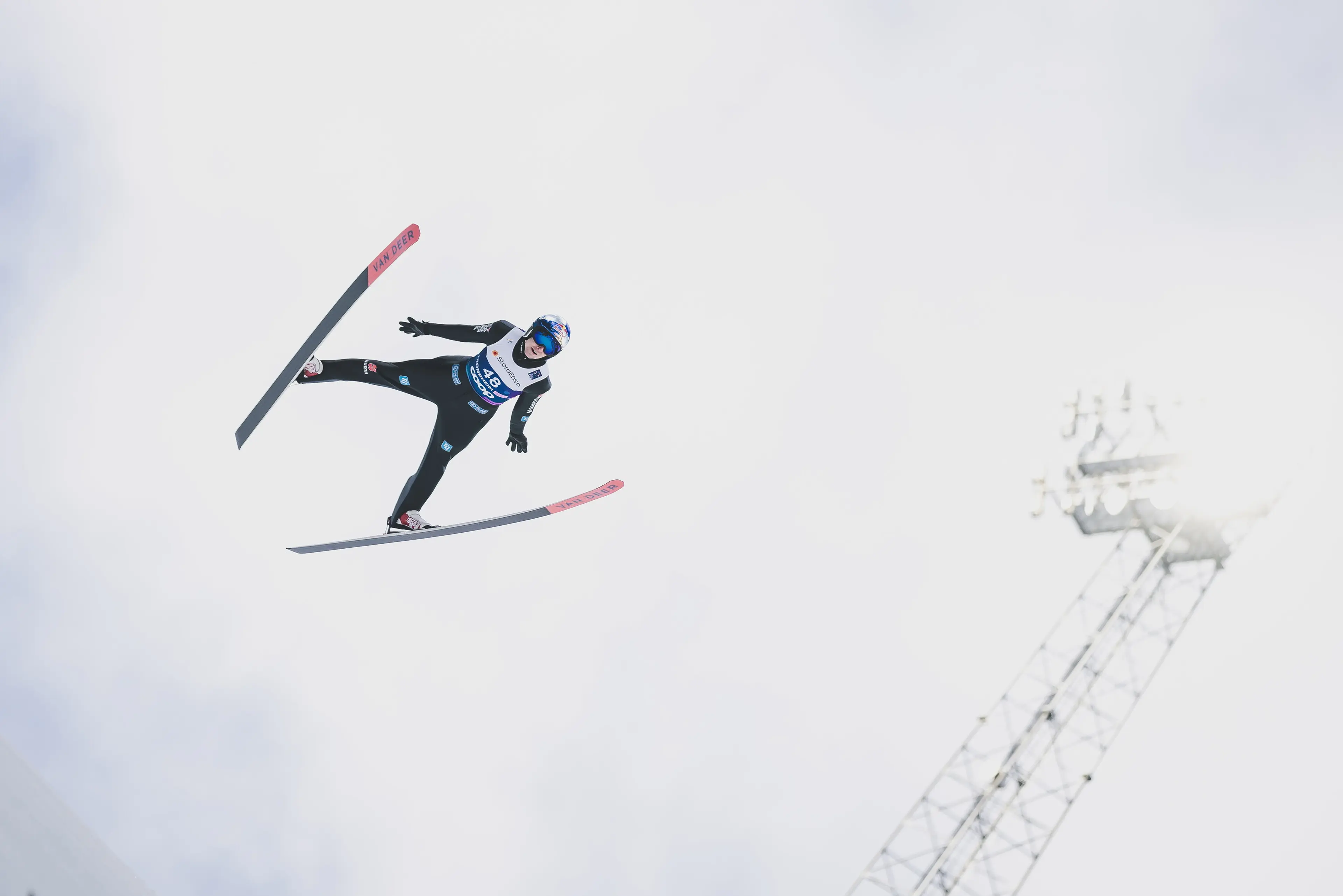 Skispringer Vinzen Geiger bei seinem Sprung in der Luft