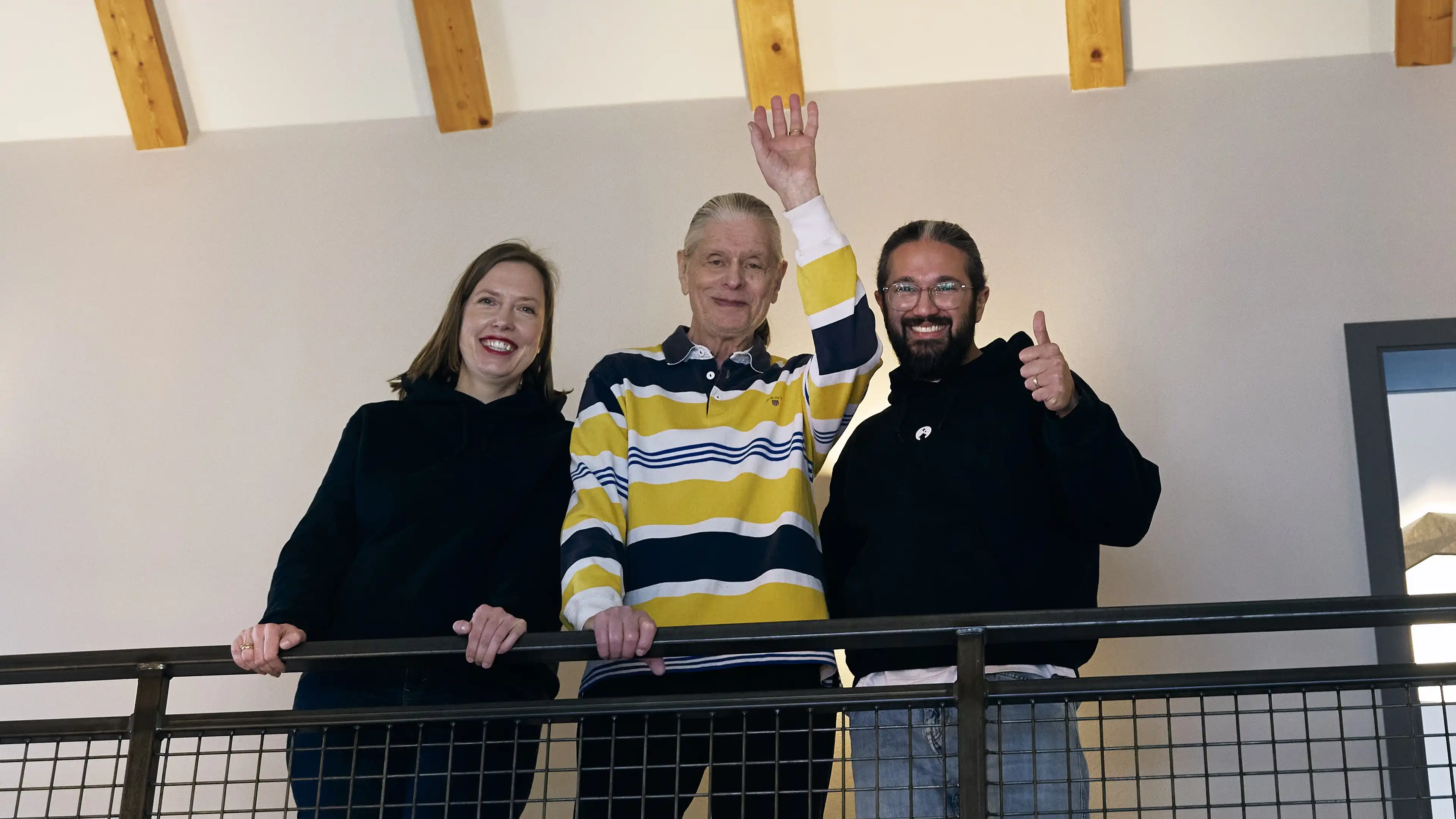 Jürgen überglücklich mit dem Team der Traumhausverlosung im Förde-Traumhaus