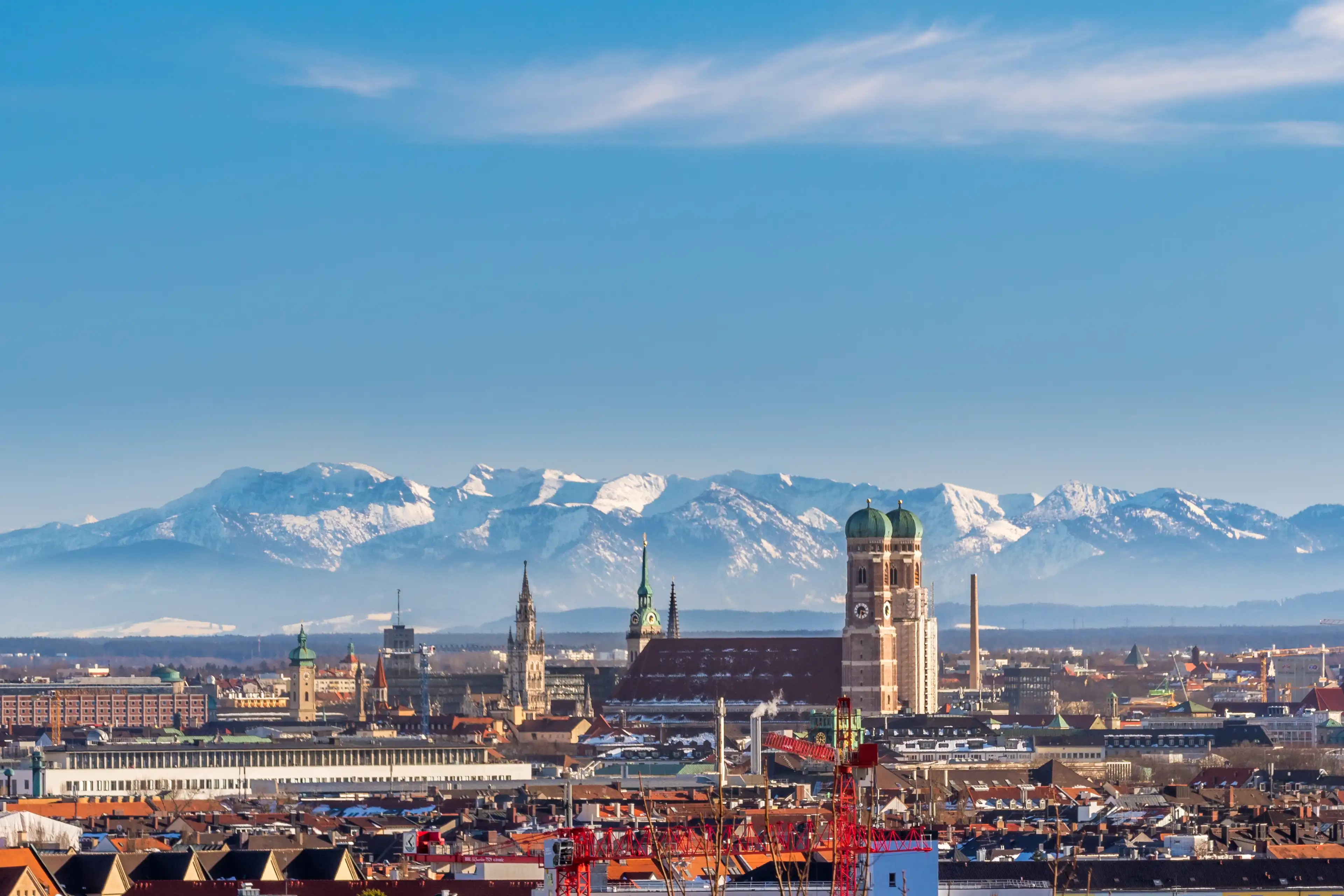 Stadtkulisse Münchens mit den Alpen im Hintergrund