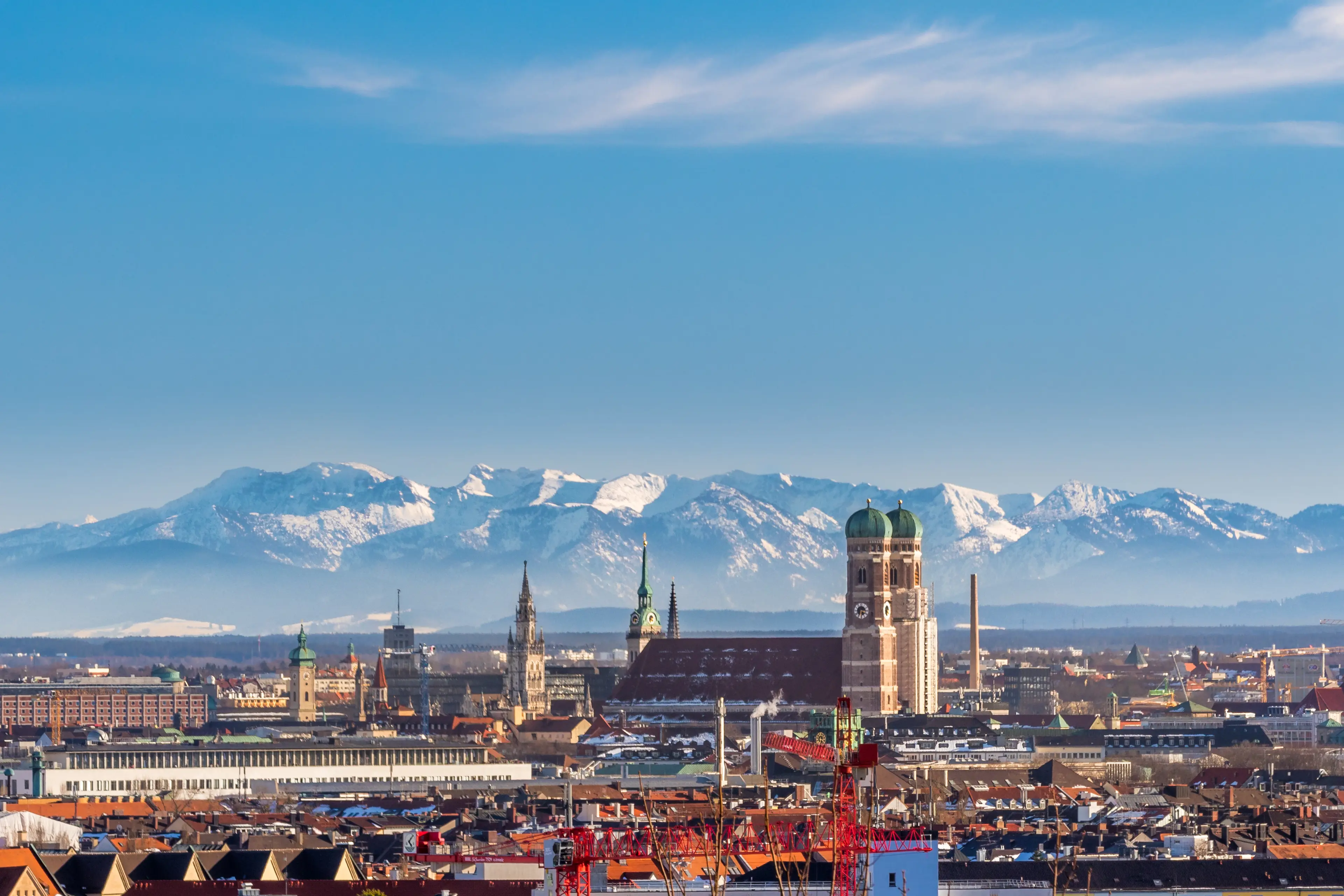 Stadtkulisse Münchens mit den Alpen im Hintergrund