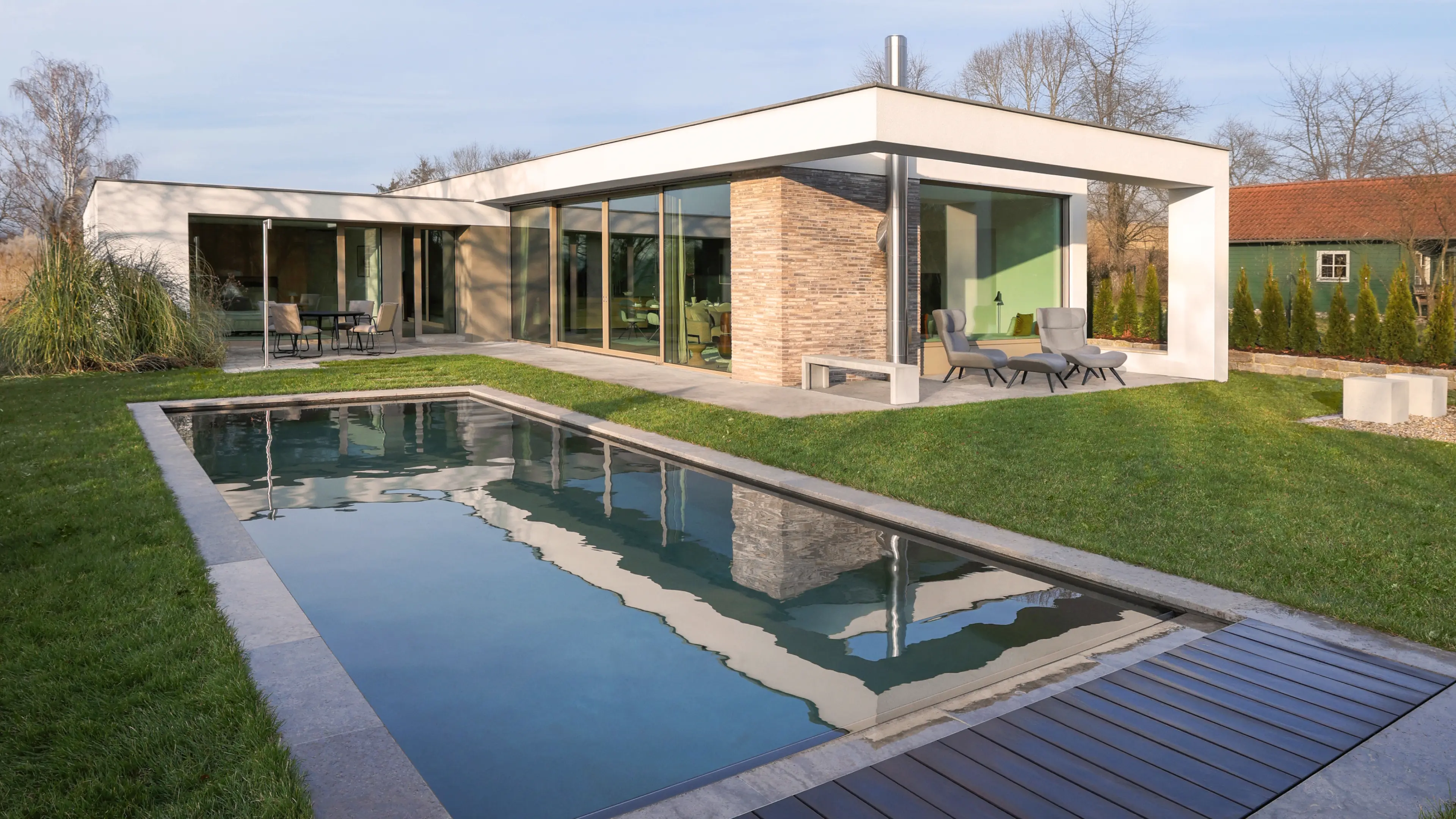 Außenansicht des Franken-Hauses mit Pool und Garten
