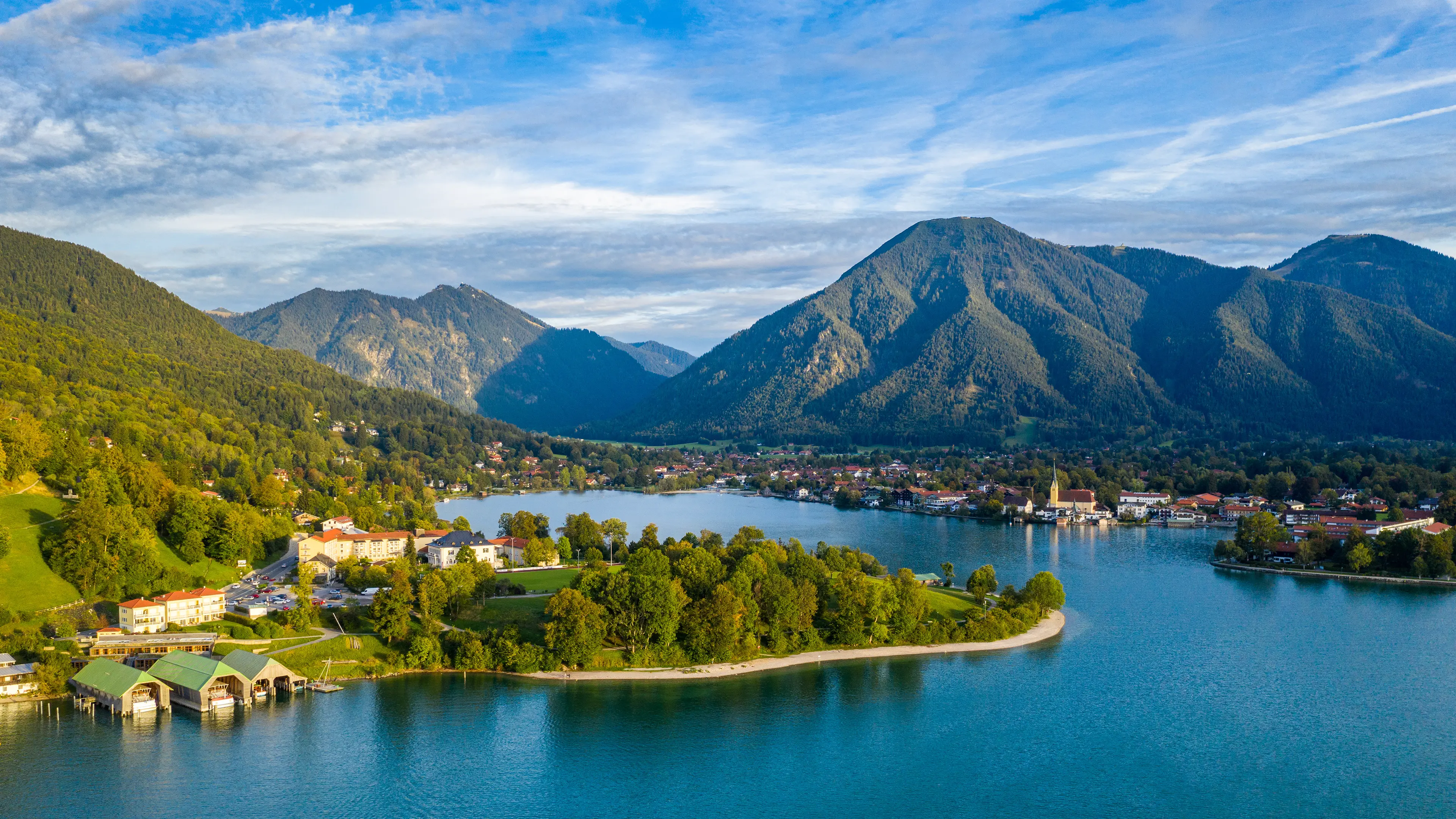 Blick über den Tegernsee mit Bergpanorama im Hintergrund