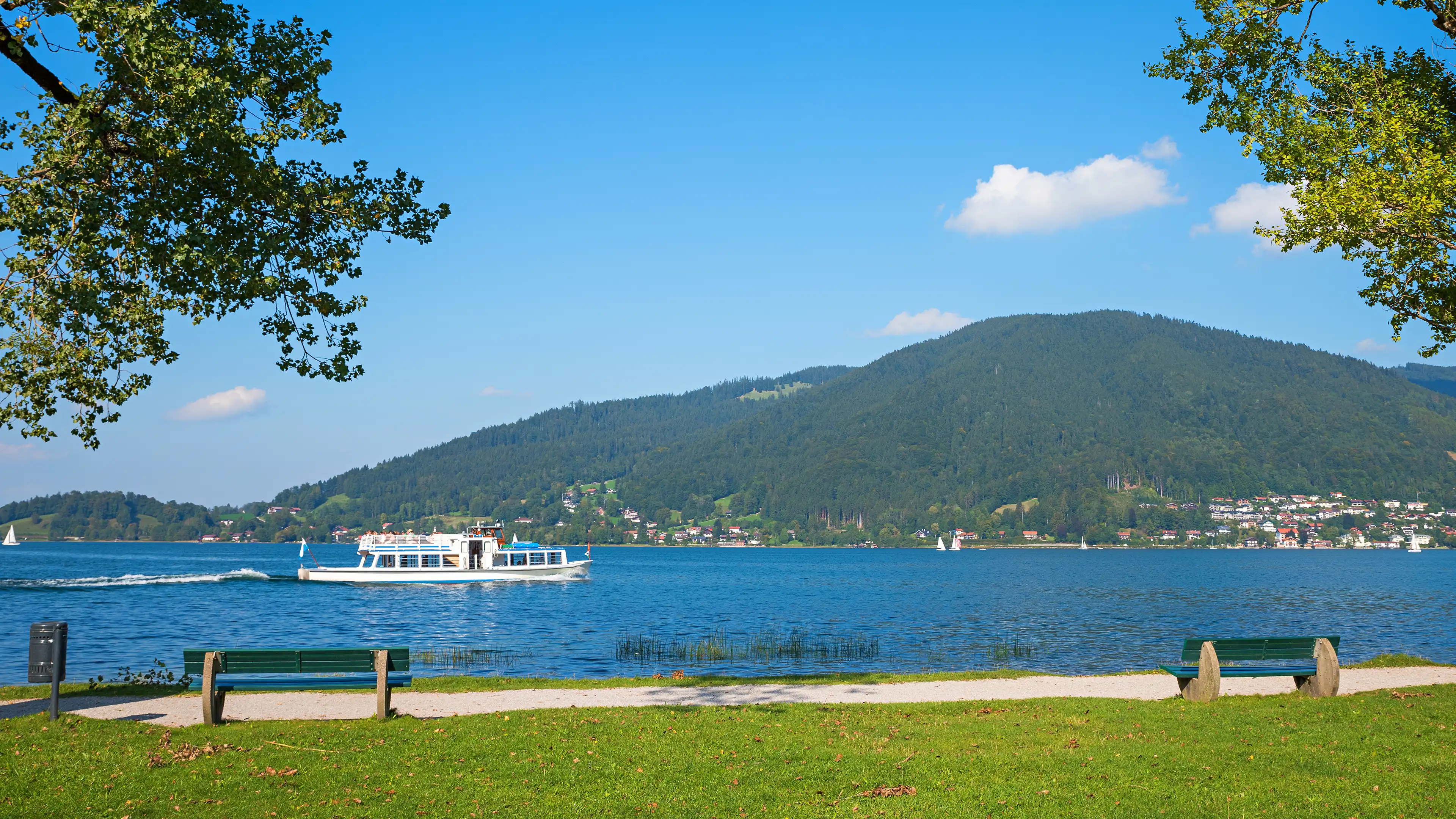 Schiff der Bayerischen Seenschifffahrt auf dem Tegernsee