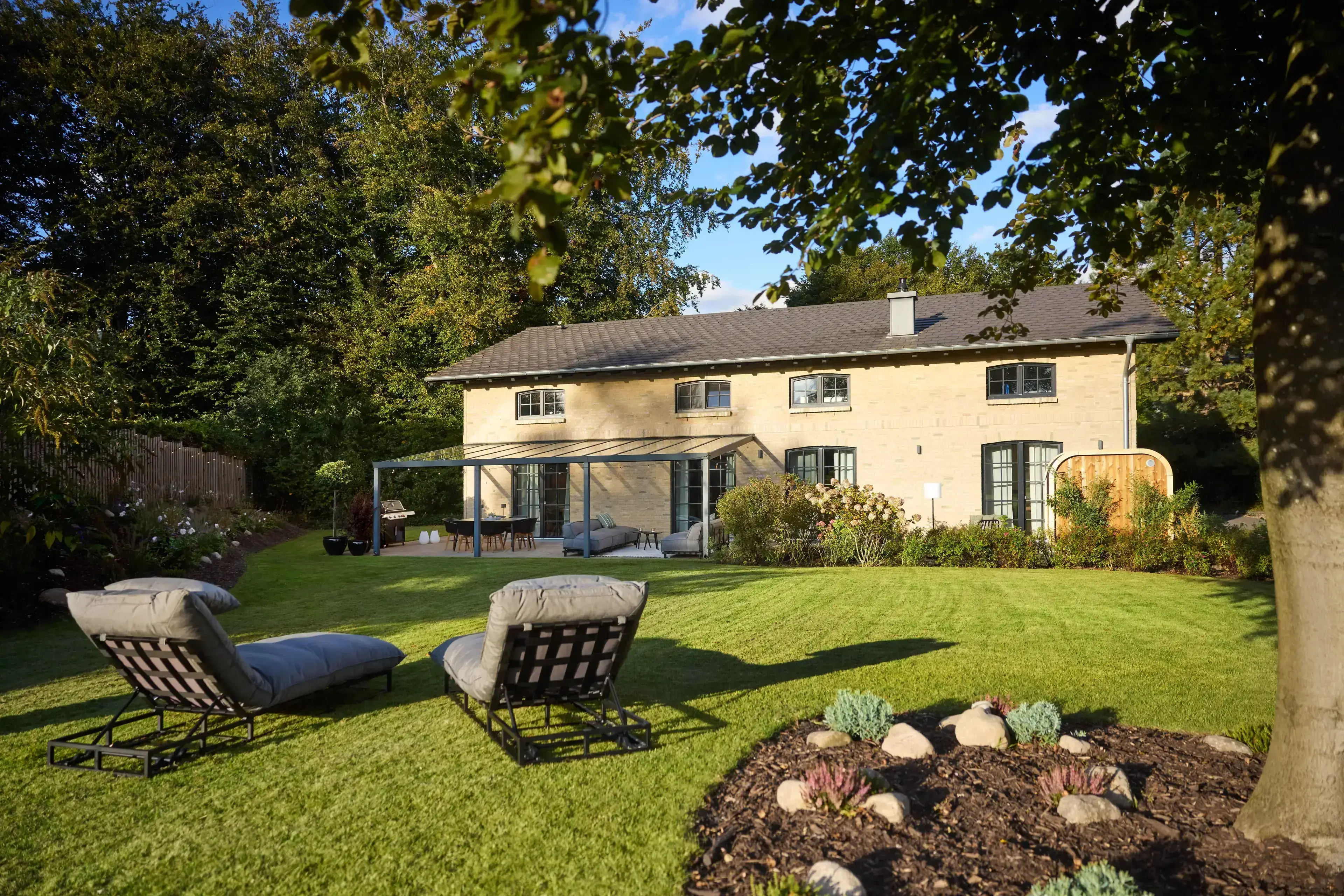 Fördehaus Gartenansicht mit Liegestühlen