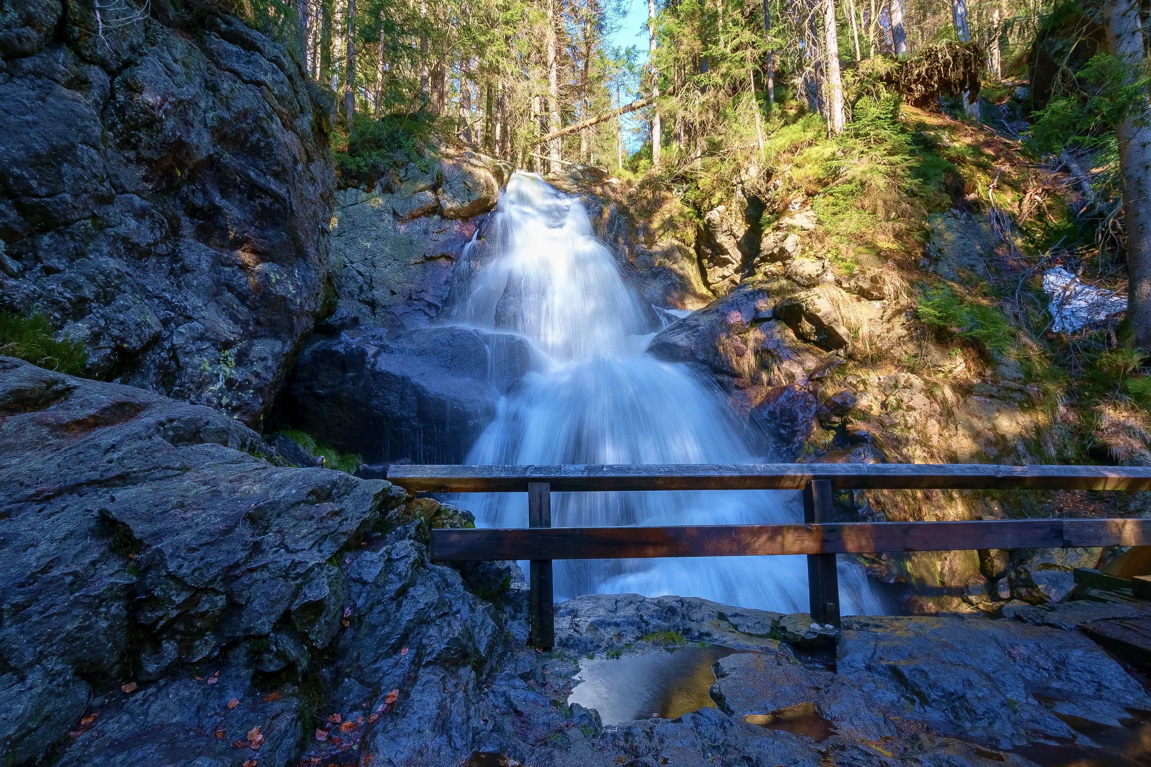 Blick von einer Brücke auf einen Wasserfall