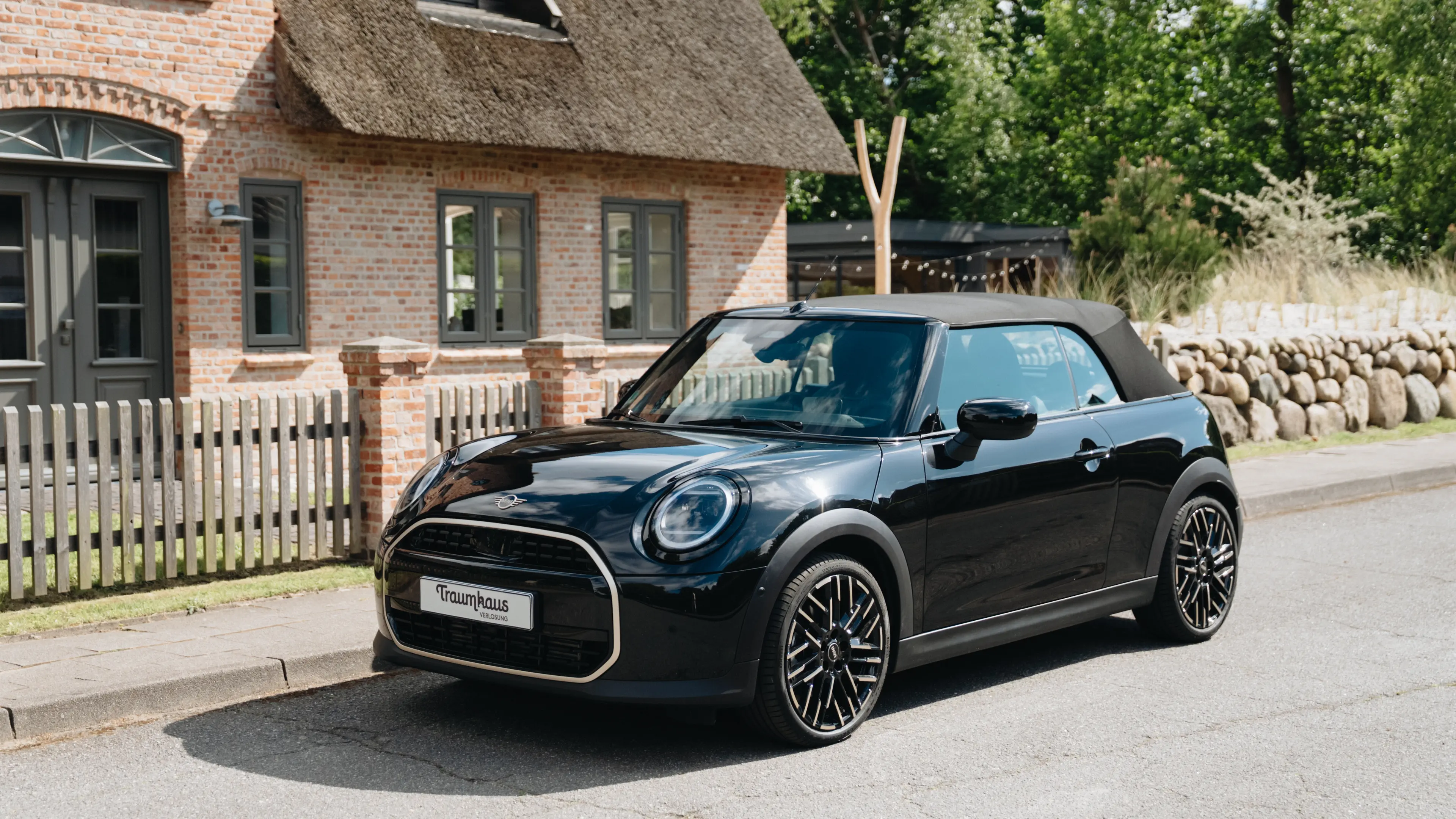 Die Seitenansicht des Mini Cooper C Cabrios vor dem Nordsee-Traumhaus