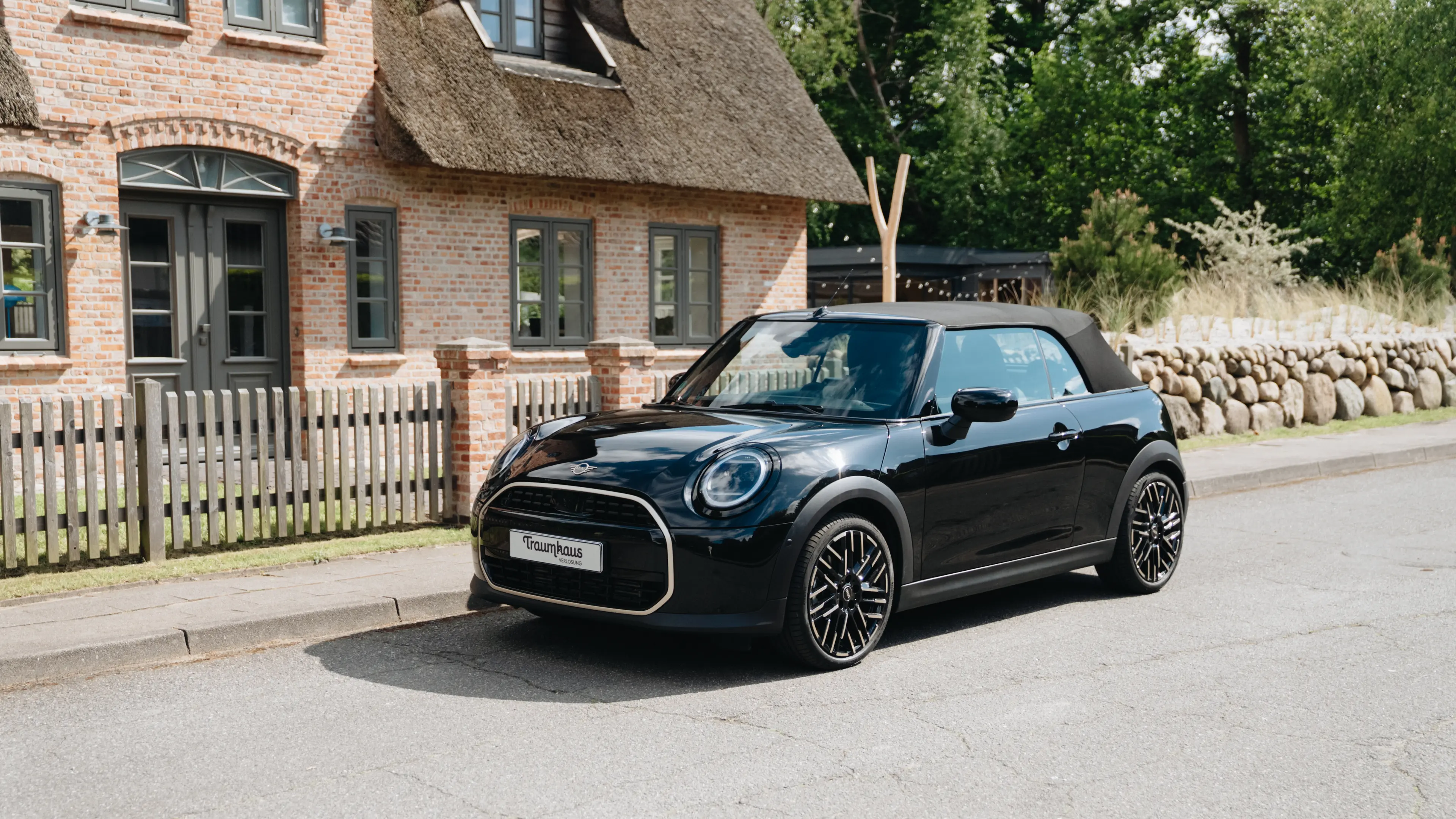 Die Seitenansicht des Mini Cooper C Cabrios vor dem Nordsee-Traumhaus