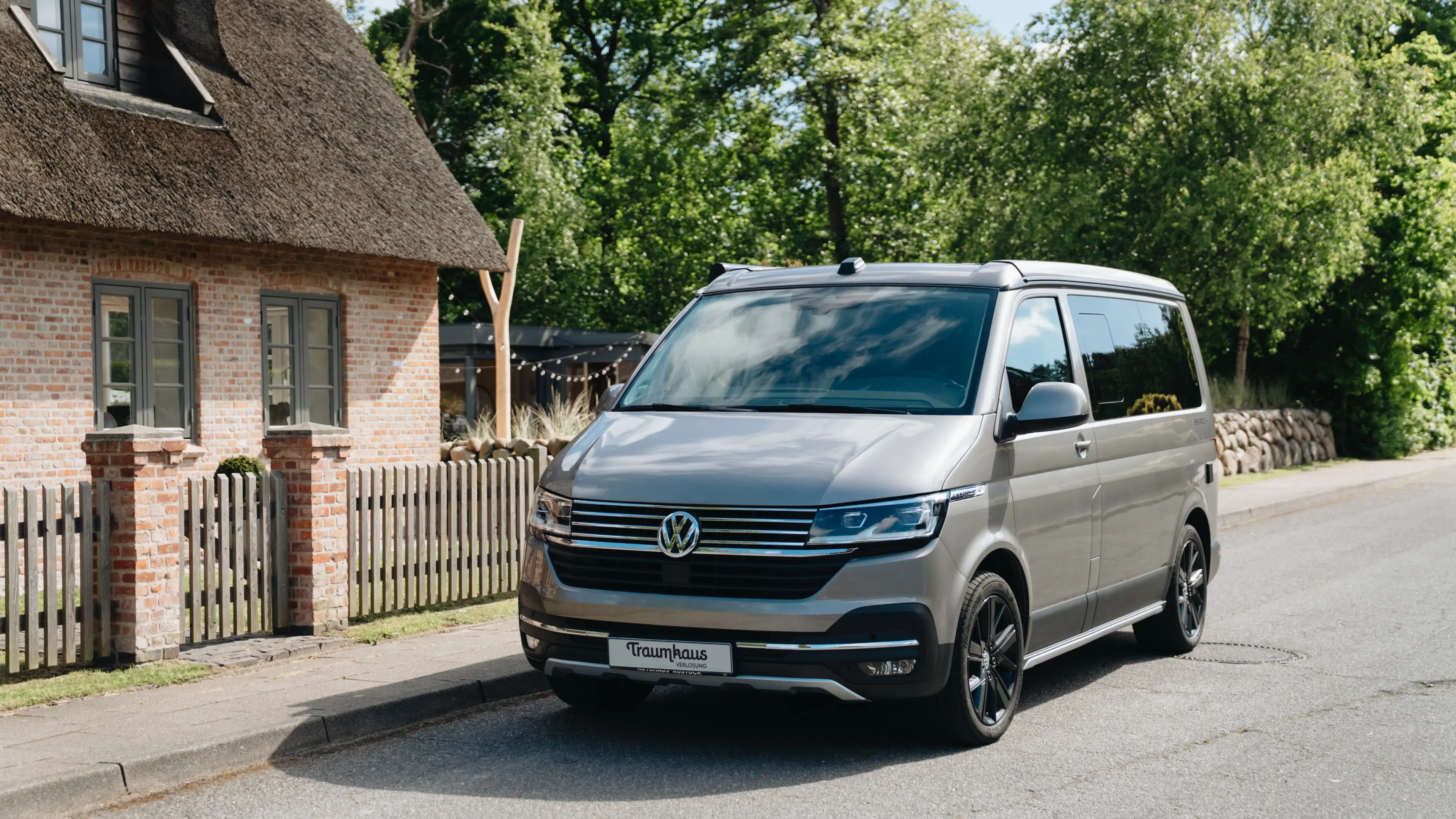Der VW California von vorne vor dem Nordsee-Traumhaus geparkt
