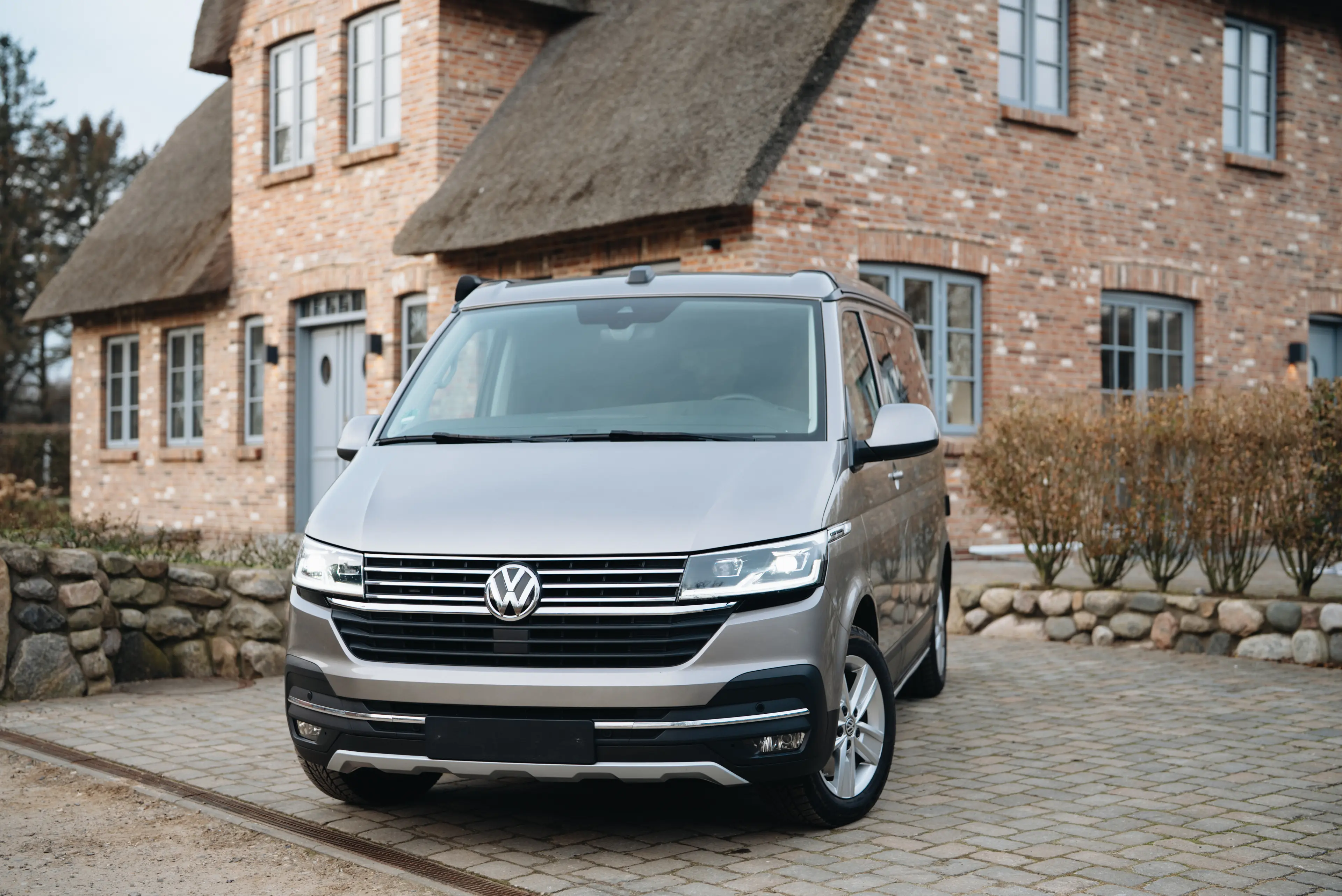 Der VW California vor dem Traumhaus auf Föhr von der Frontansicht