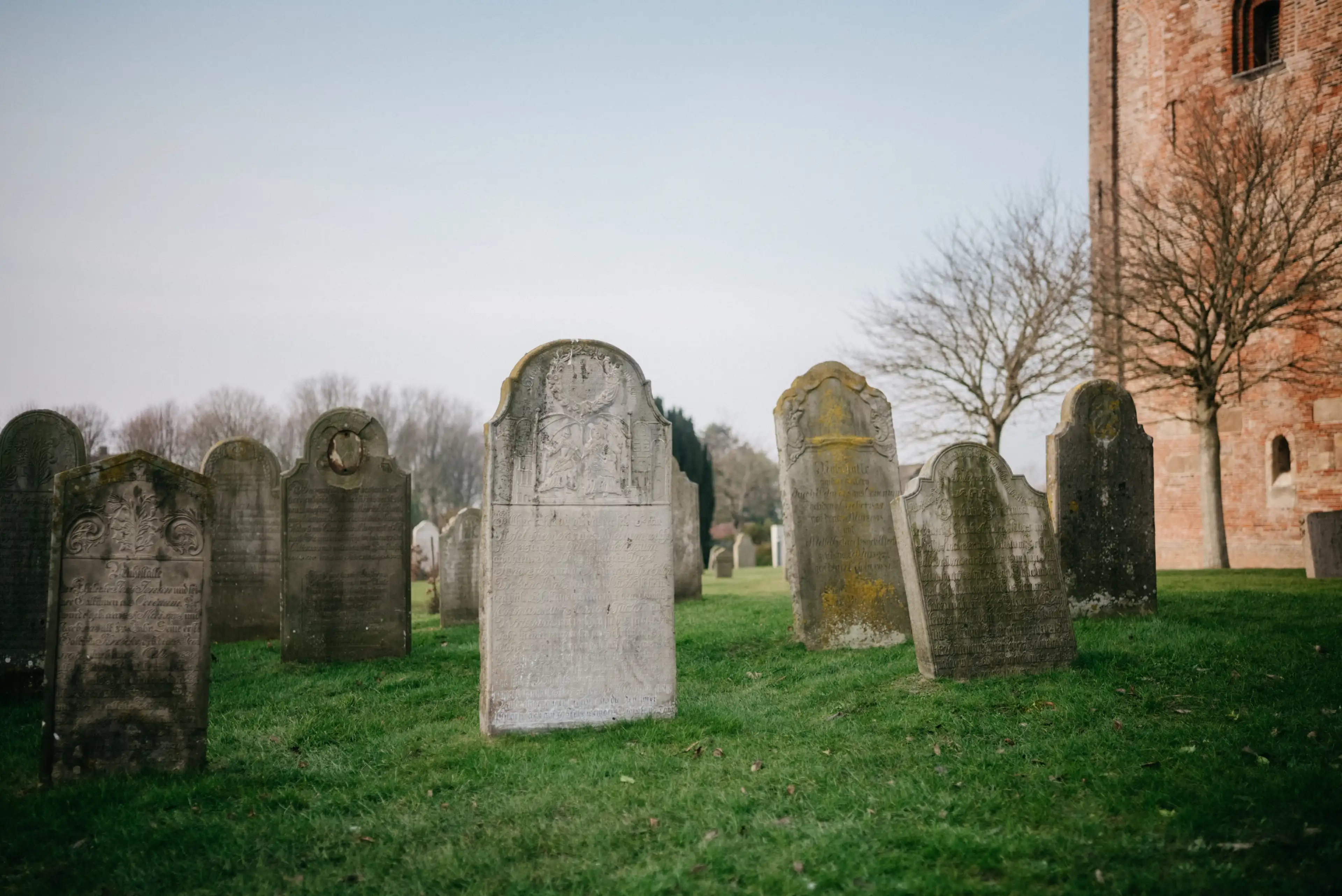 Grüne Wieso mit historischen großen Grabsteinen