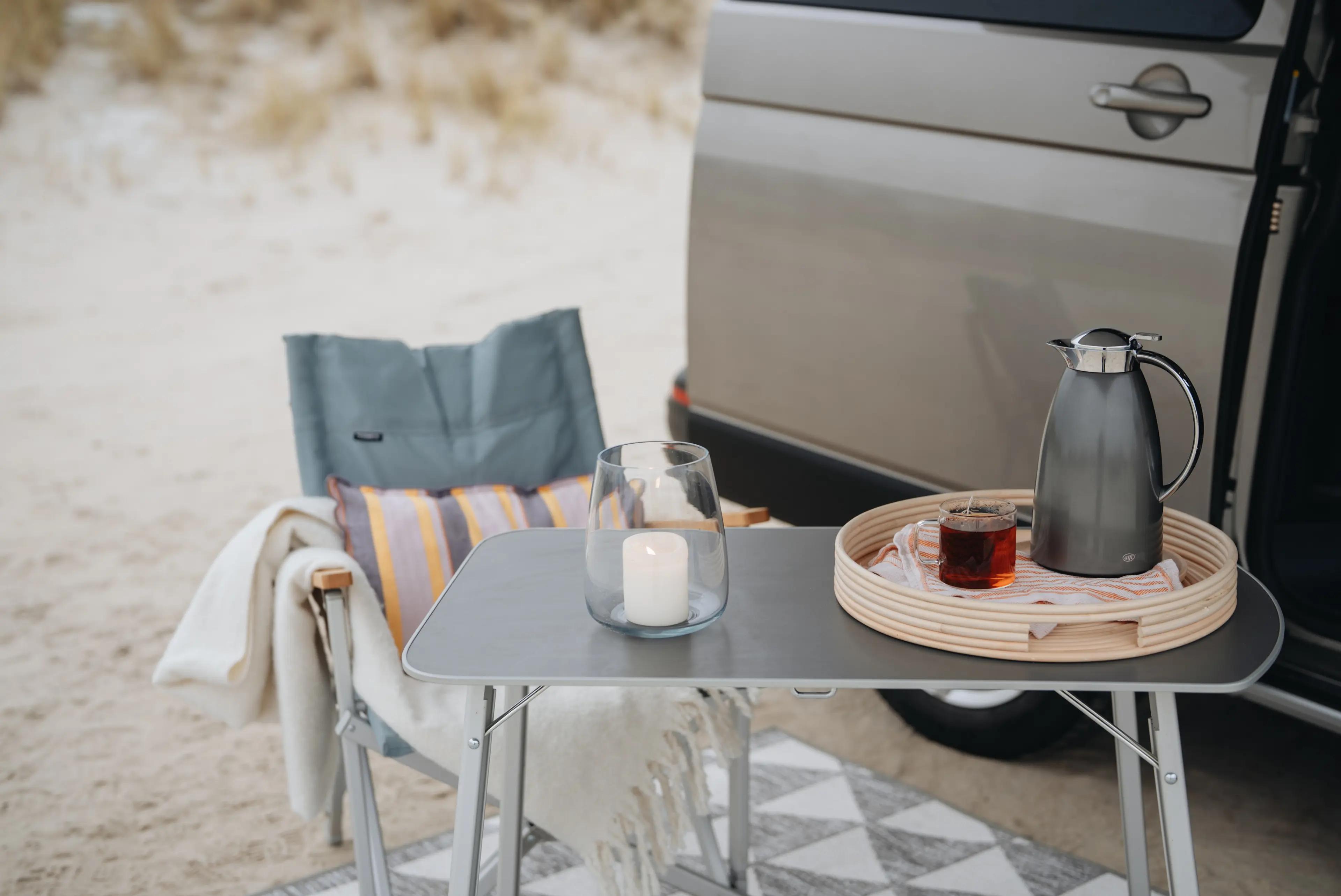 Nahaufnahme es Campingstuhls und Tisch vor dem VW California