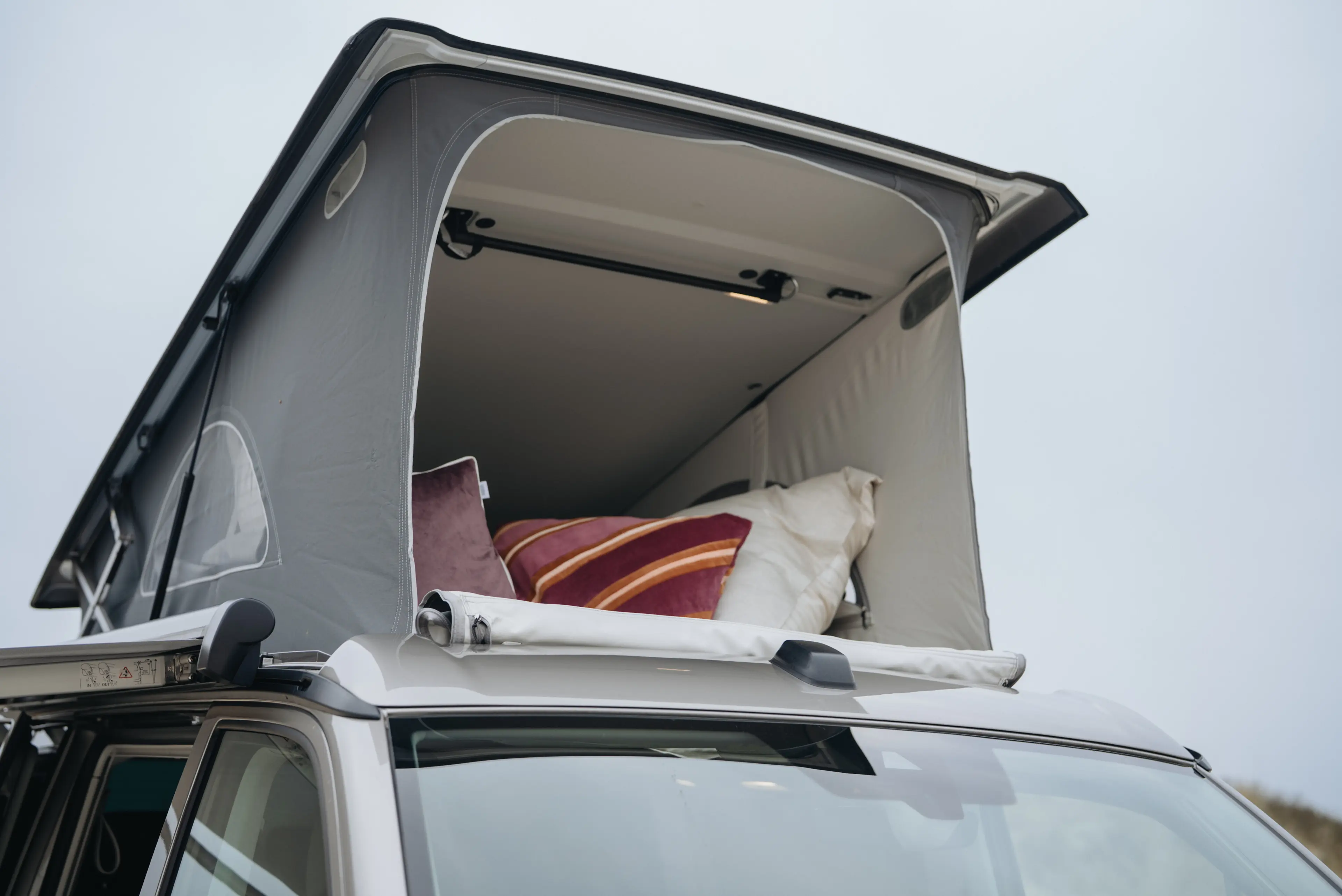 Nachaufnahme der aufgestellten Schlafkabine des VW Californias