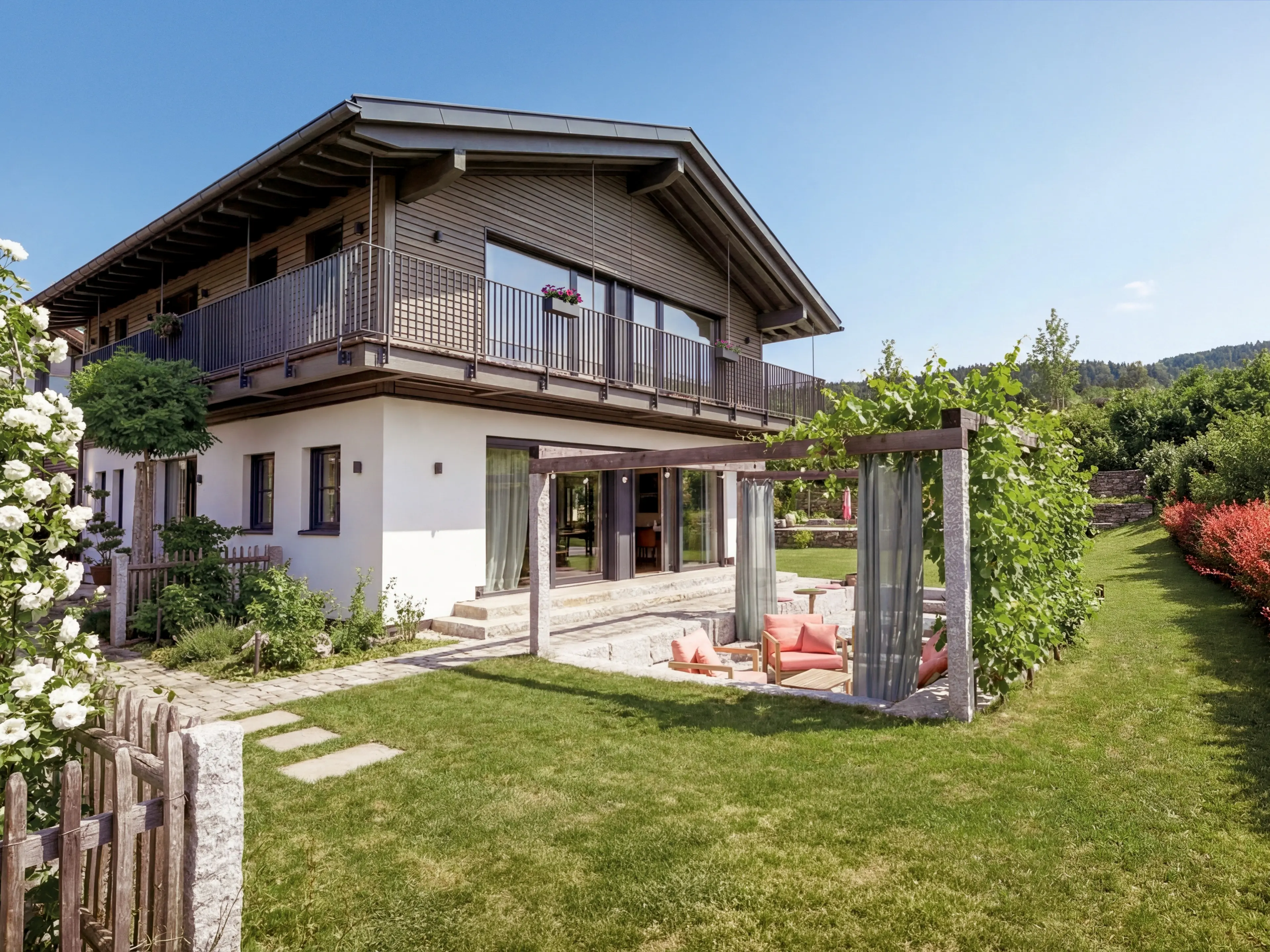 Blick auf das Traumhaus am Chiemsee mit Garten und Feuerstelle