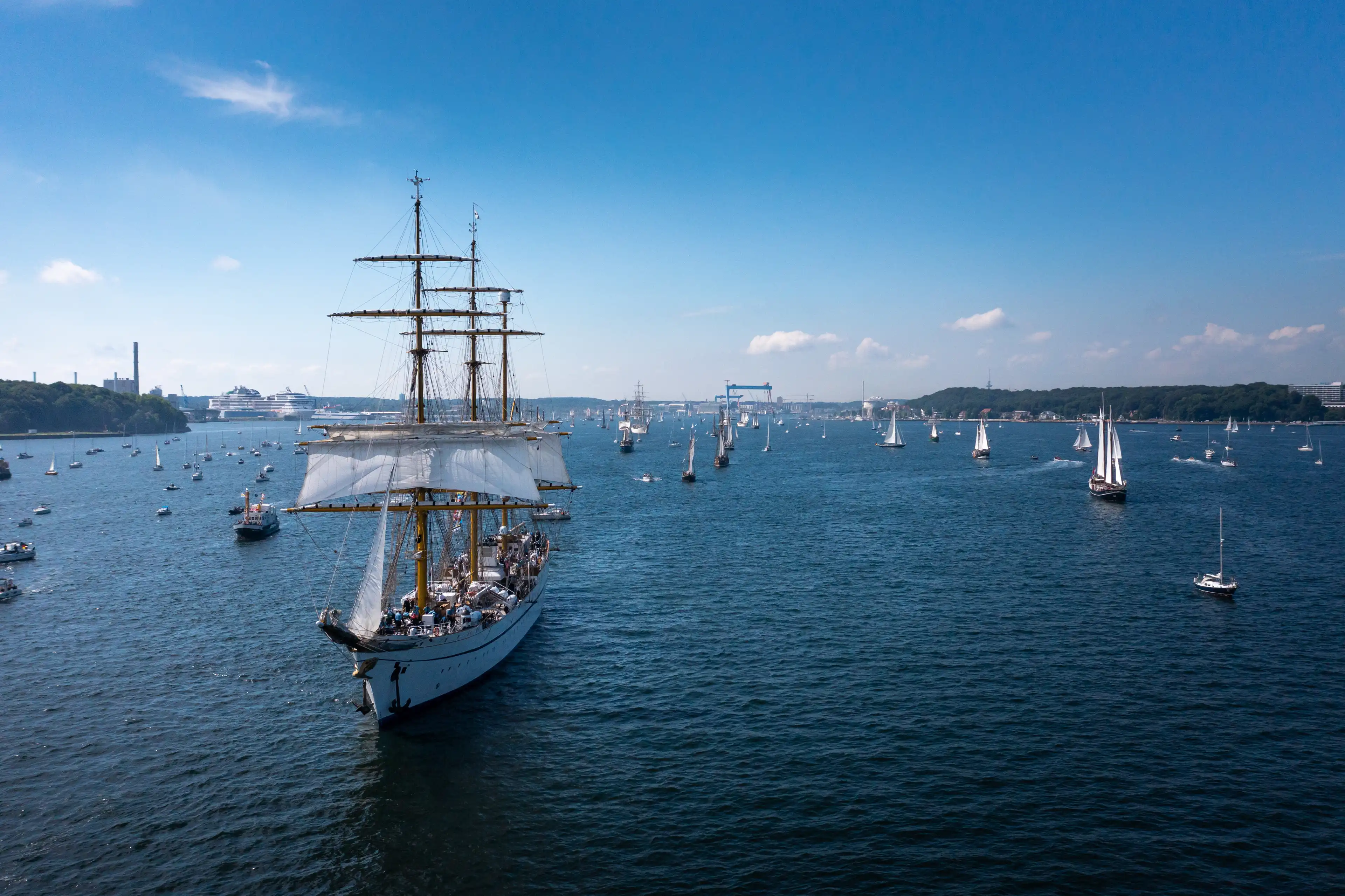 Traditionelles Segelschiff auf der Kieler Förde während einer Segelveranstaltung vor der Küste von Kiel.