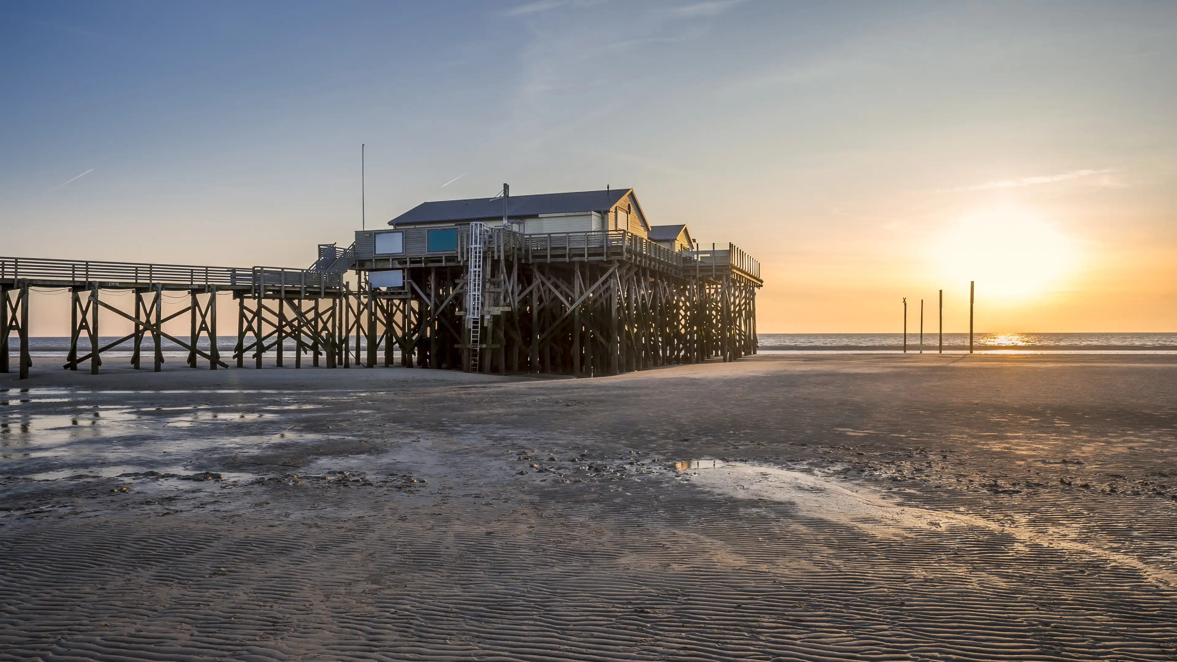 Das Wahrzeichen der Nordsee: die weltberühmten Stelzenhäuser bei Sonnenuntergang