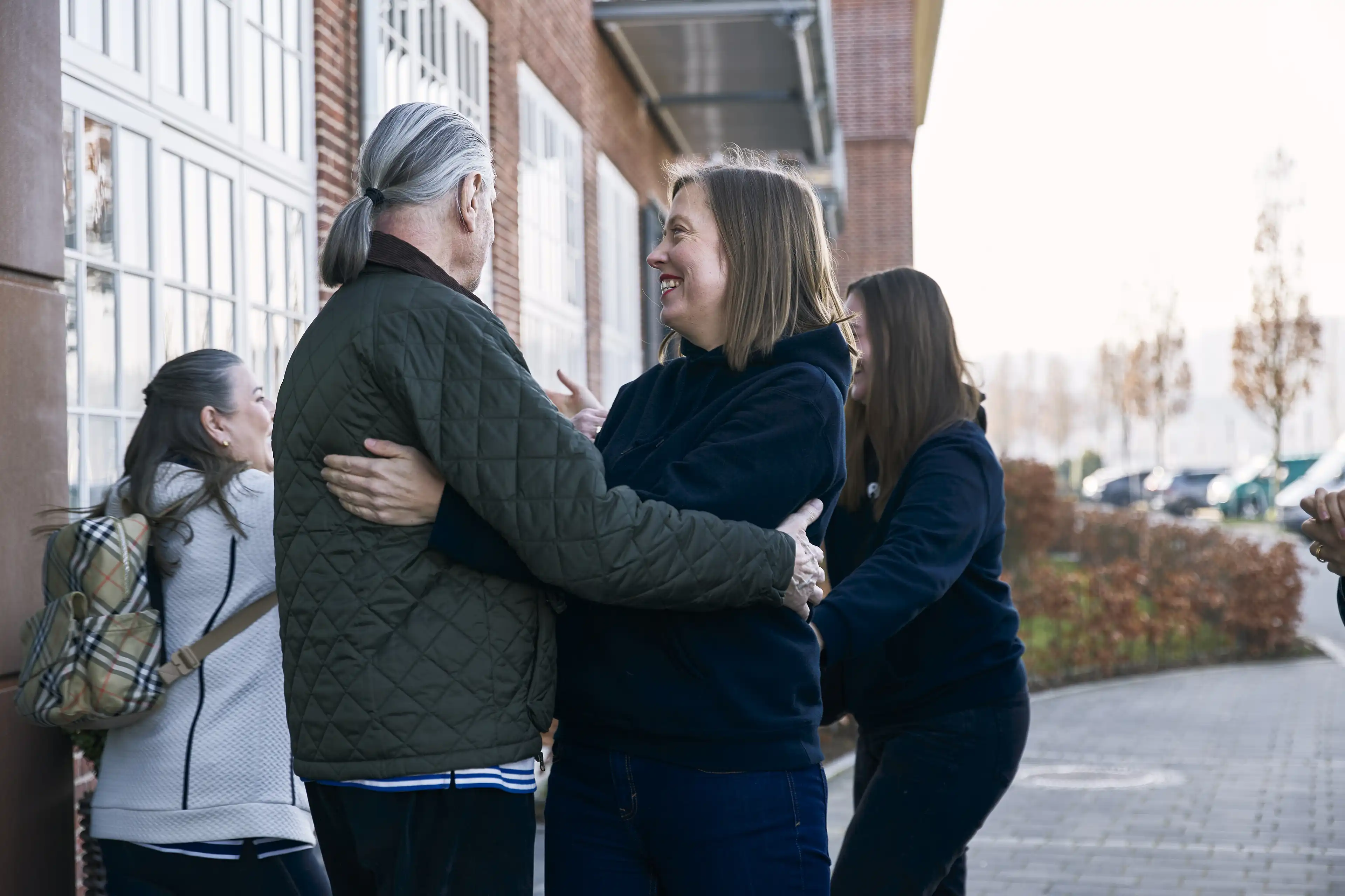 Traumhaus Gewinner Jürgen und Fredi von der Traumhausverlosung begrüßen sich mit einer herzlichen Umarmung
