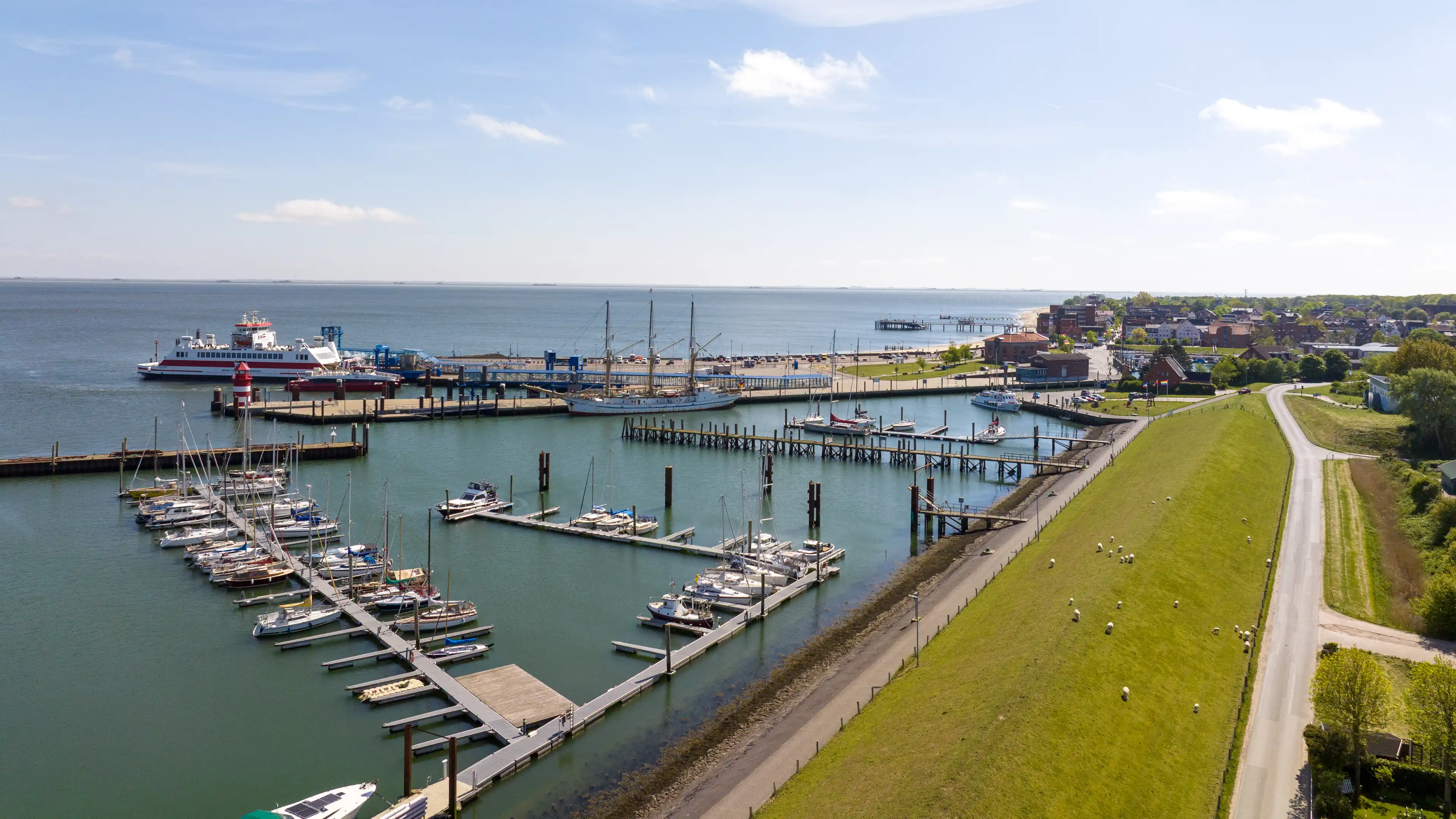 Seitliche Vogelperspektive auf den Hafen von Wyk bei sommerlichen Wetter