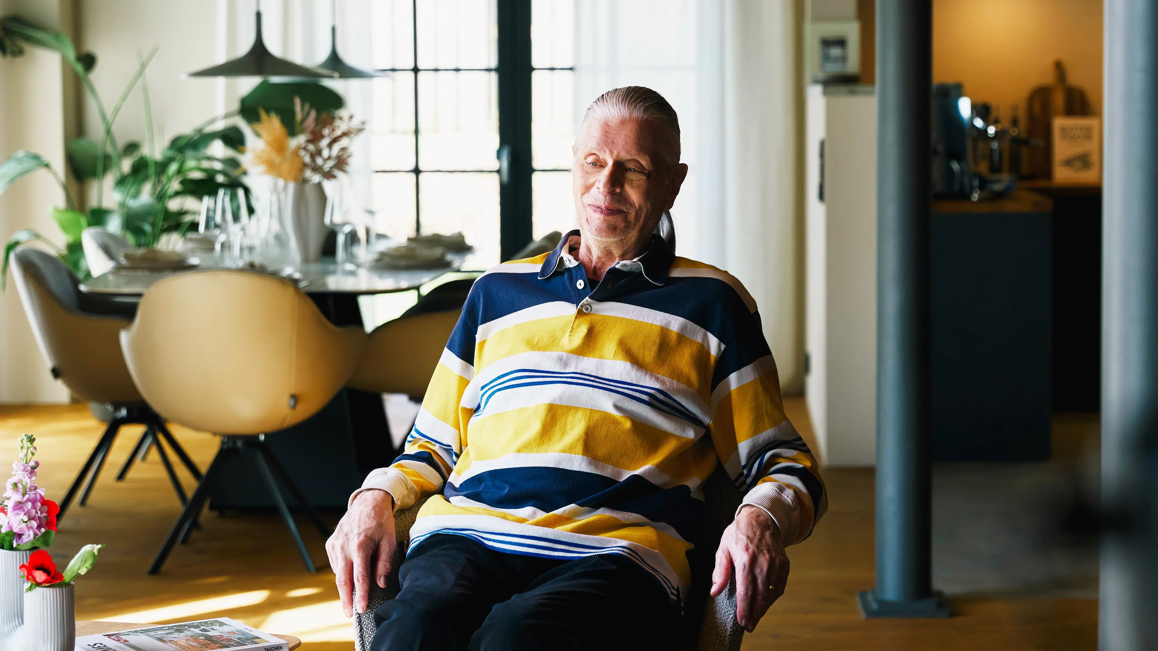 Jürgen sitzt das erste Mal in seinem neuen Traumhaus und kann sein Glück kaum fassen