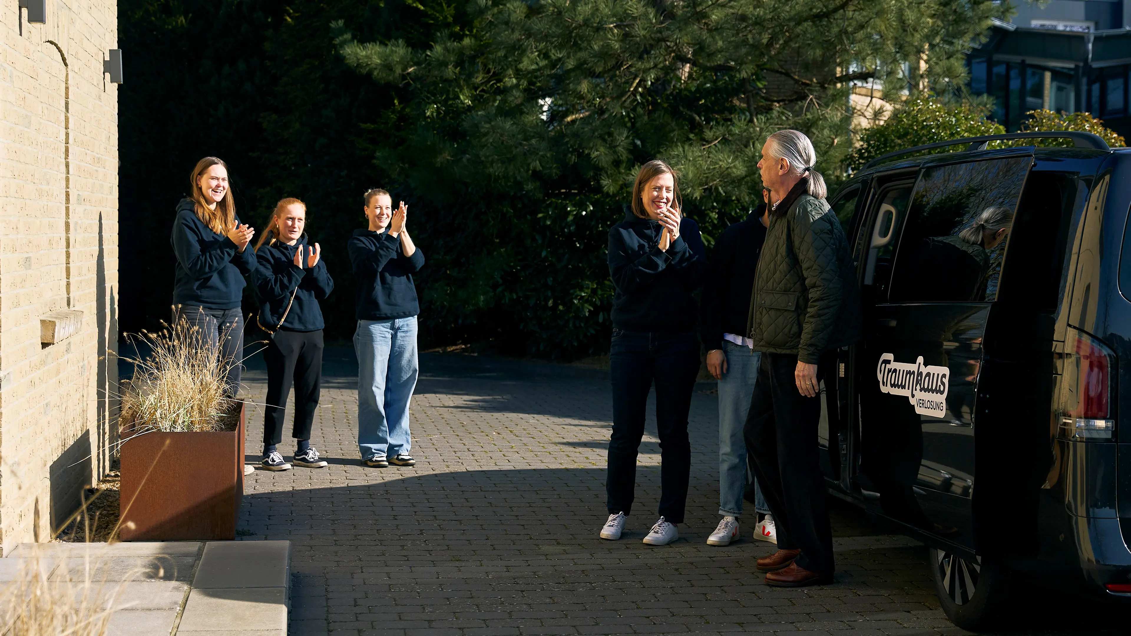 Jürgen steigt aus dem Auto aus, dass direkt vor seinen neuem Traumhaus hält