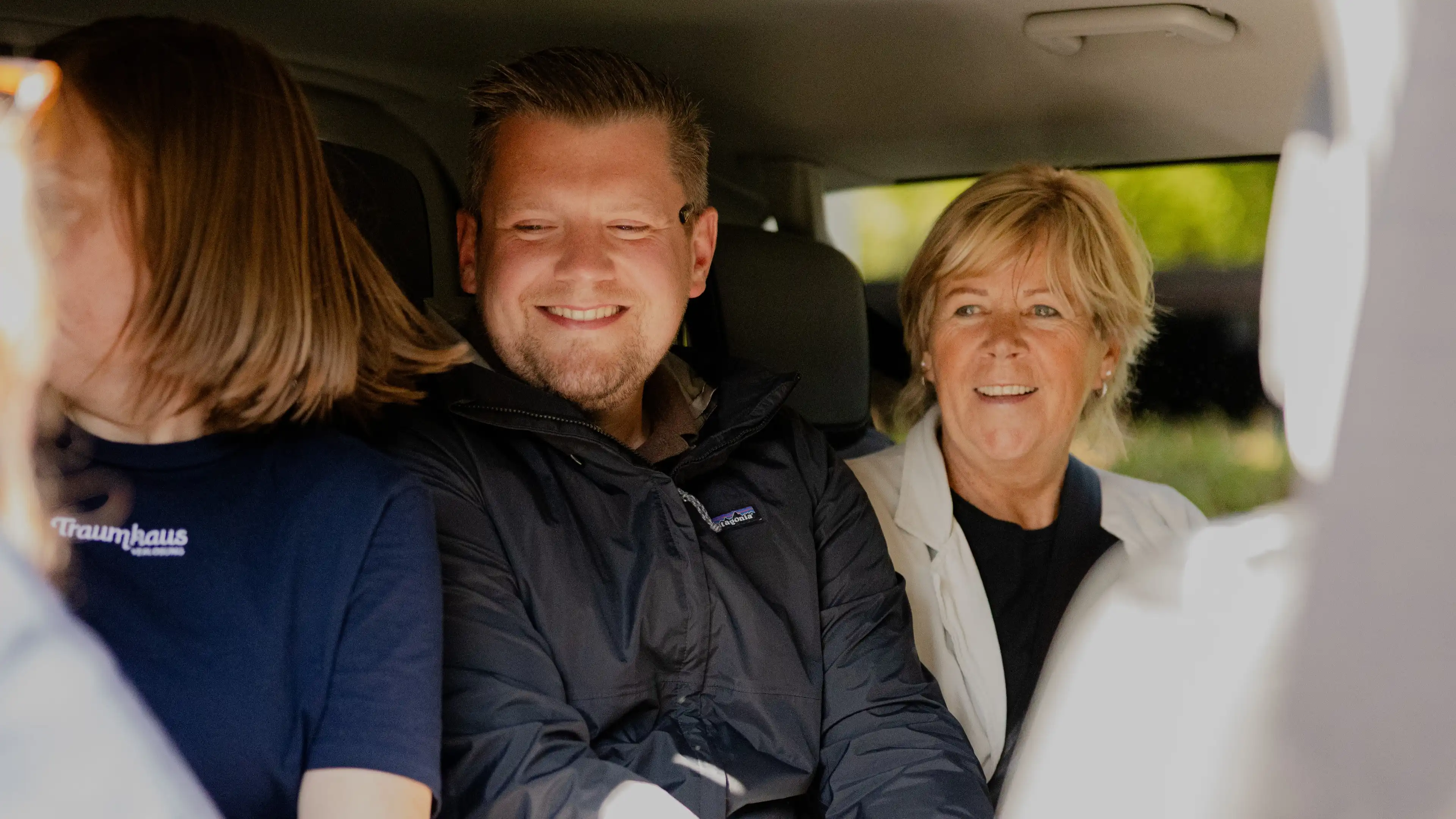 Birgit und ihr Sohn im Auto auf dem Weg zum Traumhaus auf Föhr