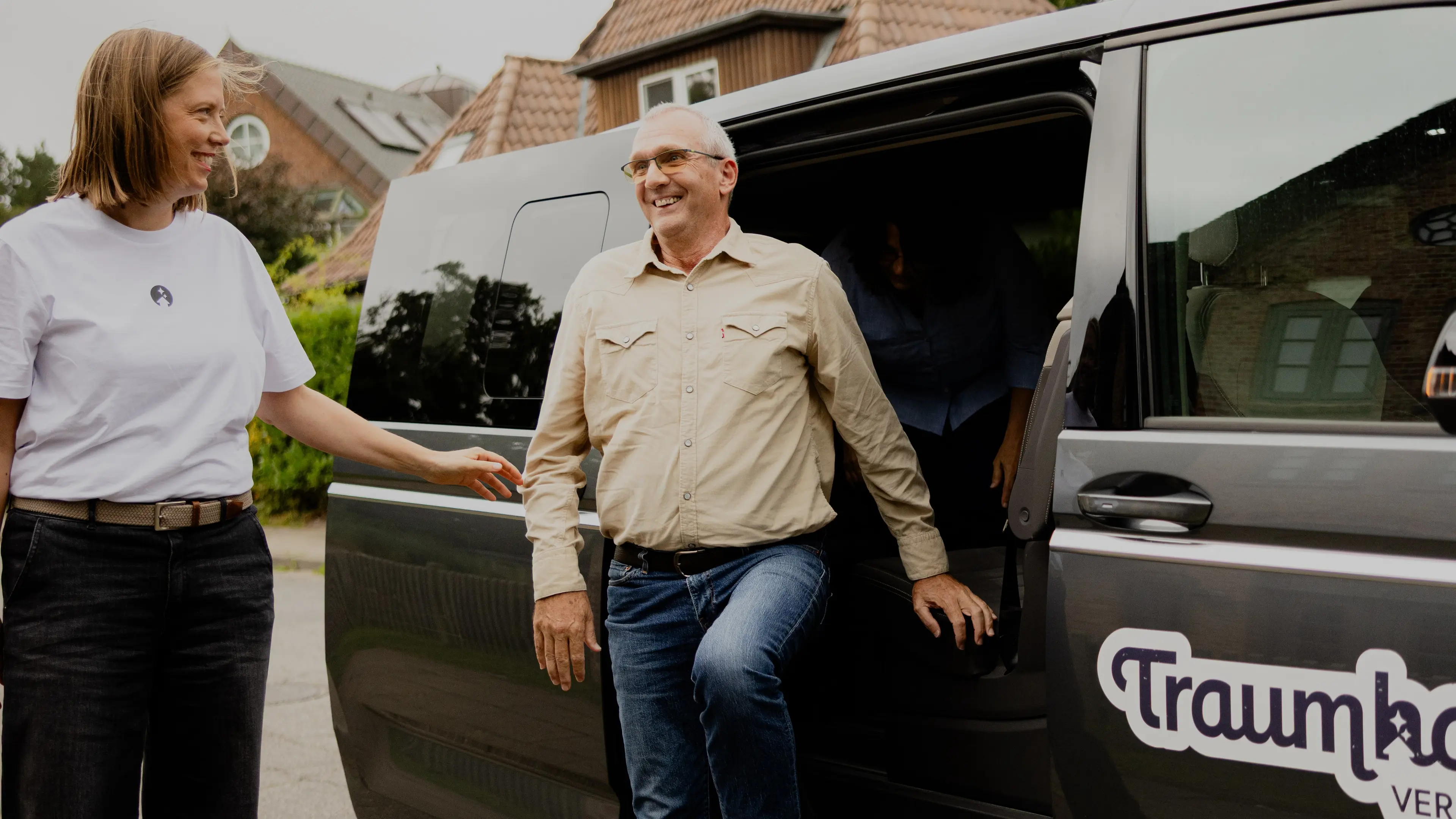 Thomas, Gewinner des Nordsee-Traumhauses steigt aus dem Traumhausverlosungs-Van und entdeckt das erste Mal sein neues Traumhaus