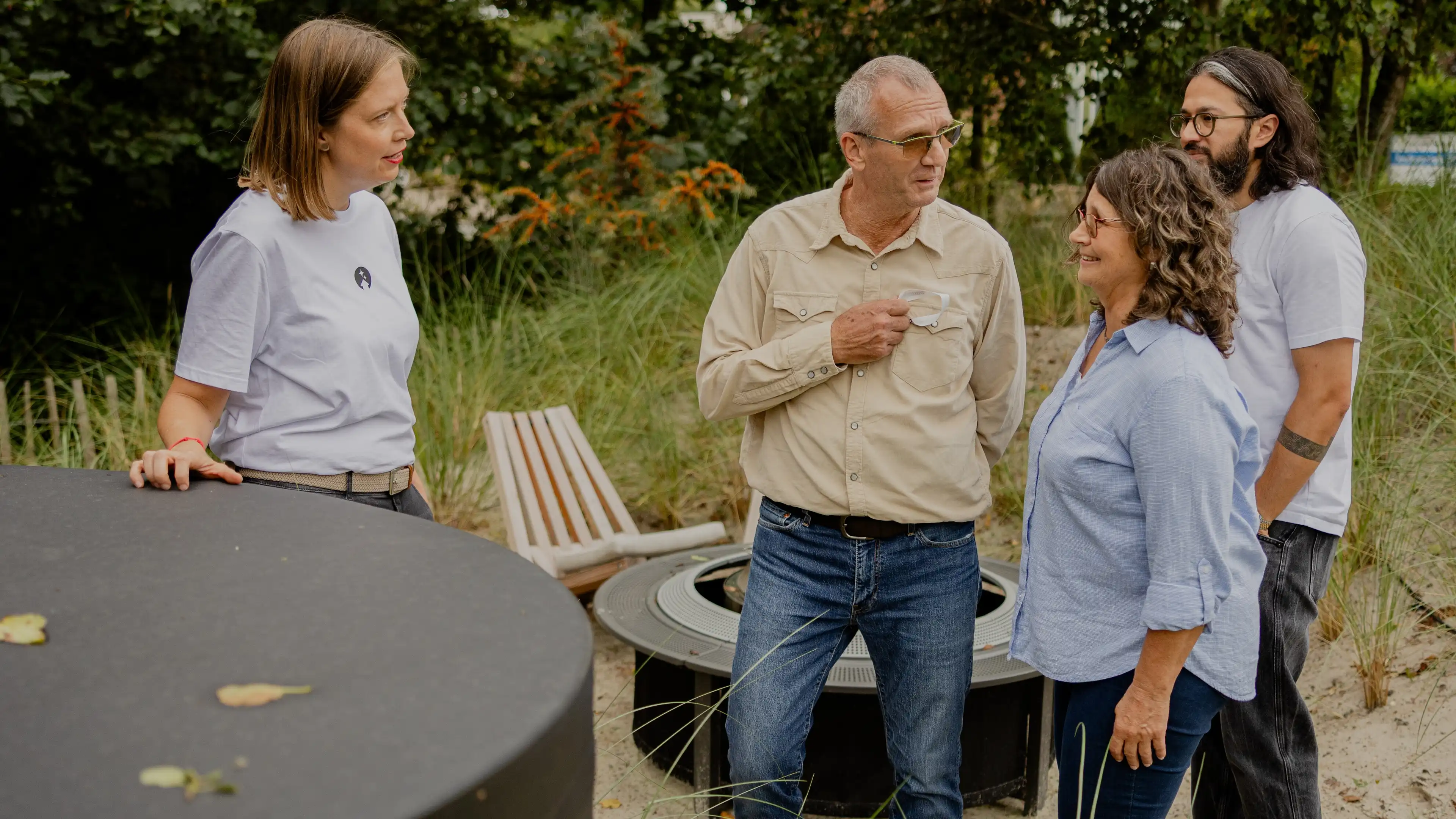 Thomas, Gewinner des Nordsee-Traumhauses und seine Frau erkunden den Garten inkl. Hot Tub ihres Traumhauses