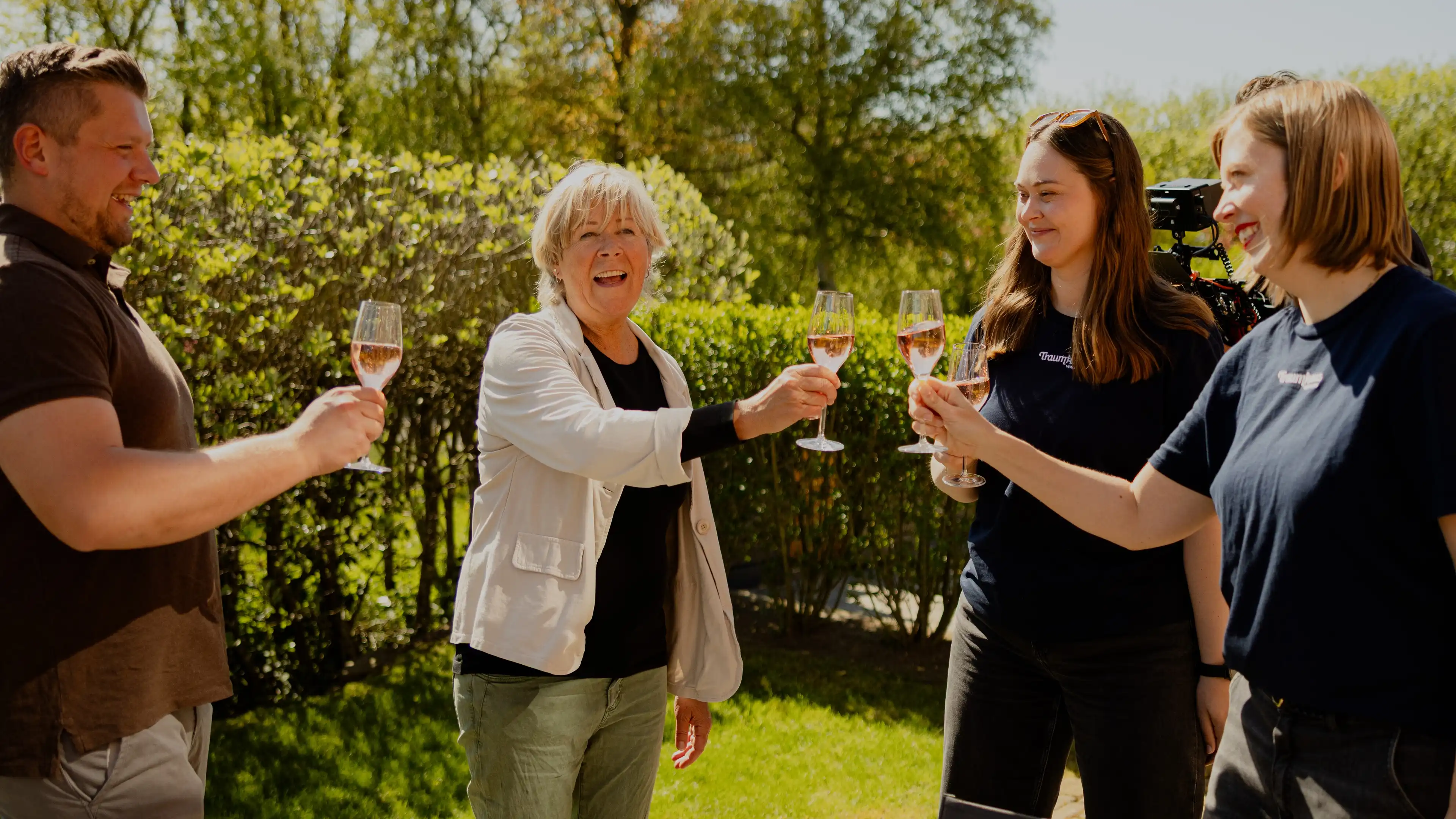 Birgit und ihr Sohn stoßen gemeinsam mit dem Team der Traumhausverlosung auf ihr neues Traumhaus an