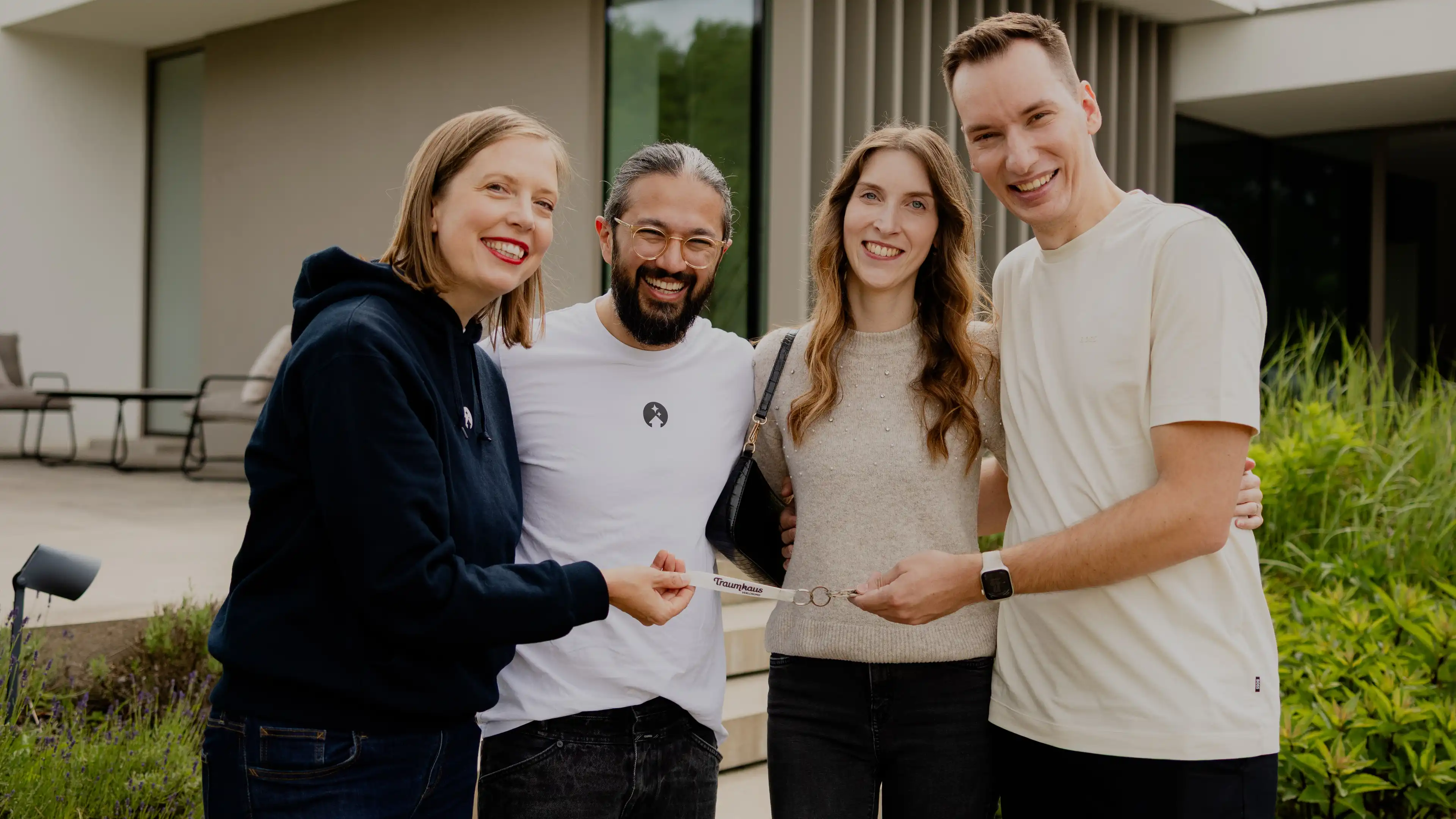 Das Traumhausverlosungs-Team übergibt Marc und seiner Frau den Schlüssel zum Franken-Haus