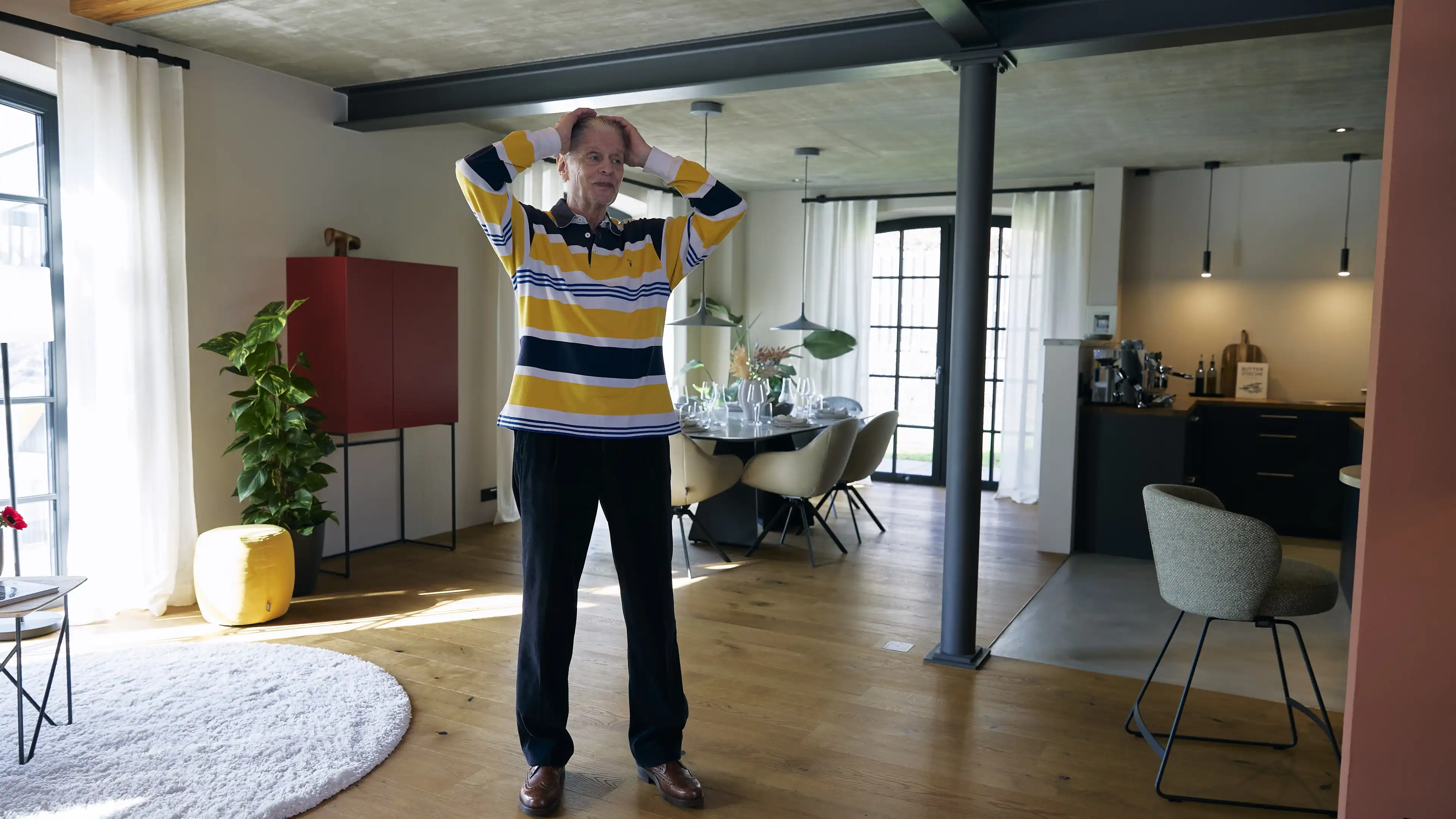 Gewinner Jürgen steht sprachlos im Förde-Haus und schlägt sich die Hände über dem Kopf zusammen