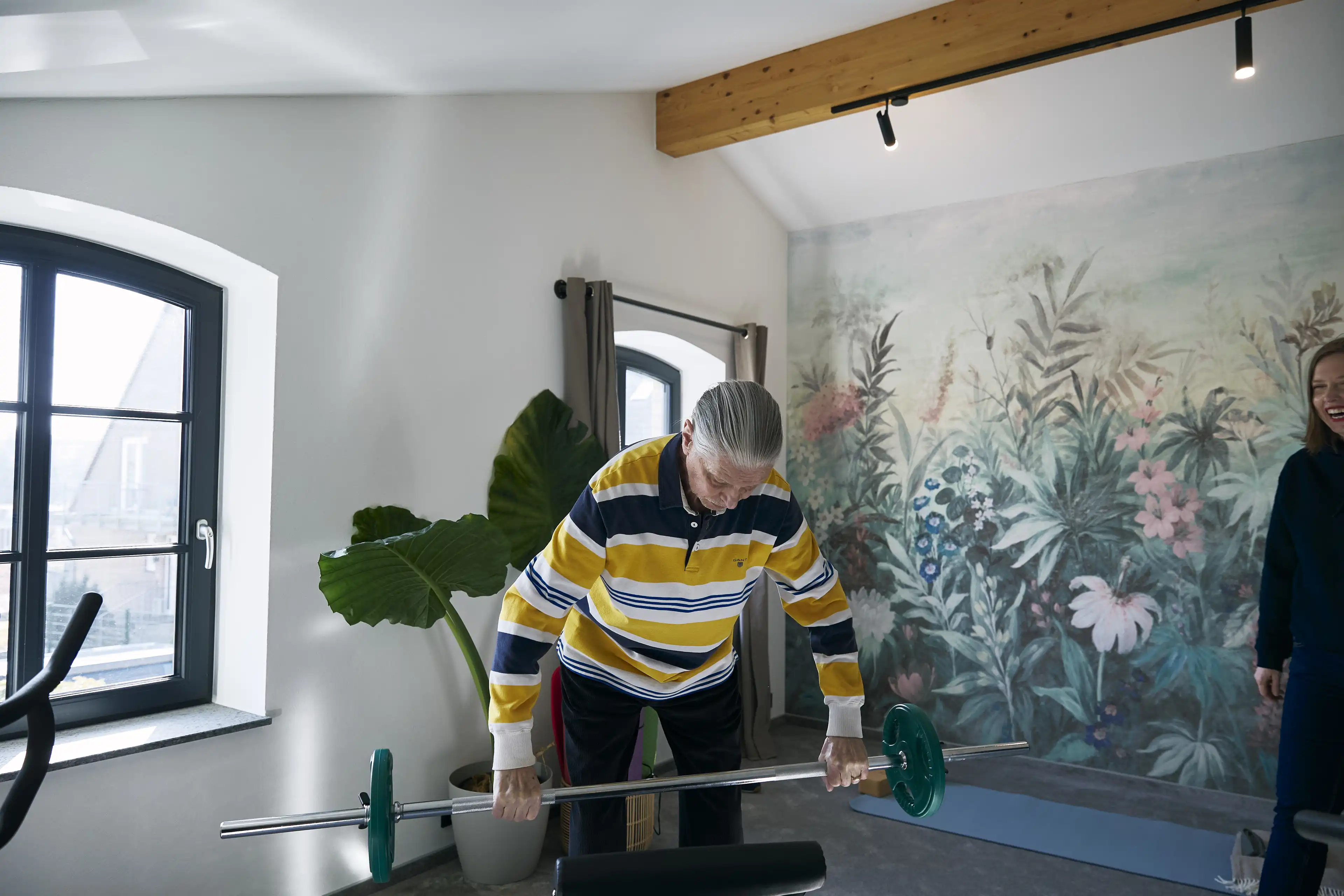 Jürgen der Gewinner des Traumhauses testet die Gewichte in seinem neuem Fitnessraum