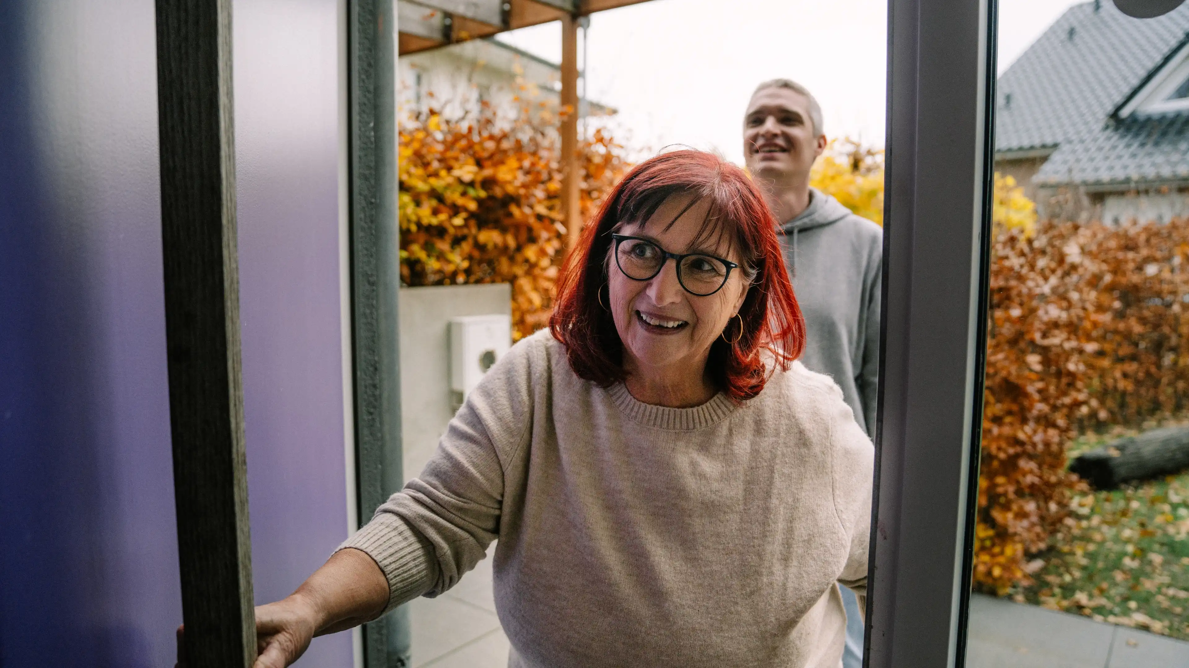 Sabine und ihr Sohn beim Betreten des Ostsee-Traumhauses