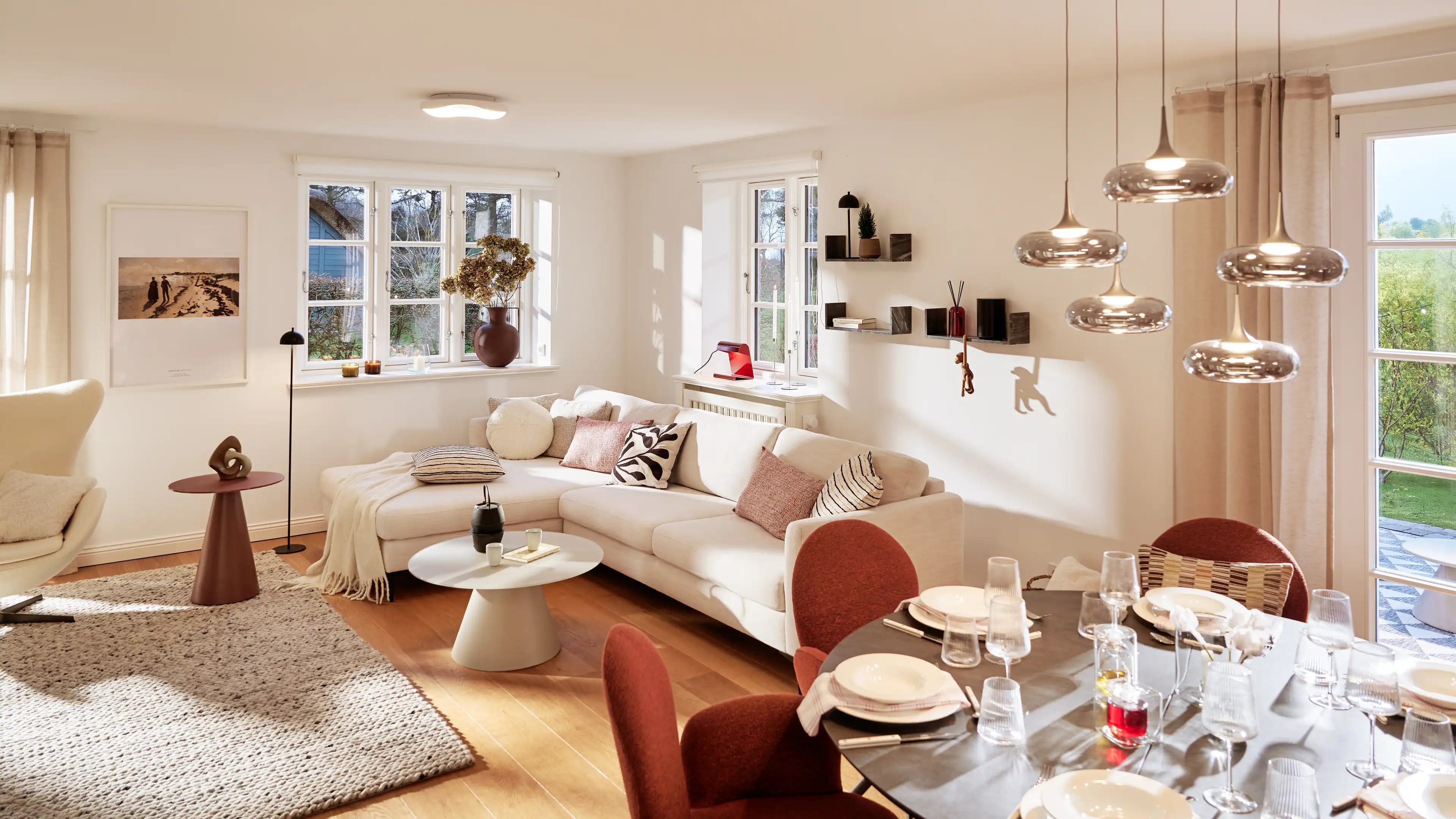 Heller Wohn- und Essbereich im Traumhaus auf Föhr mit gemütlicher Sofalandschaft und modernem Essplatz.