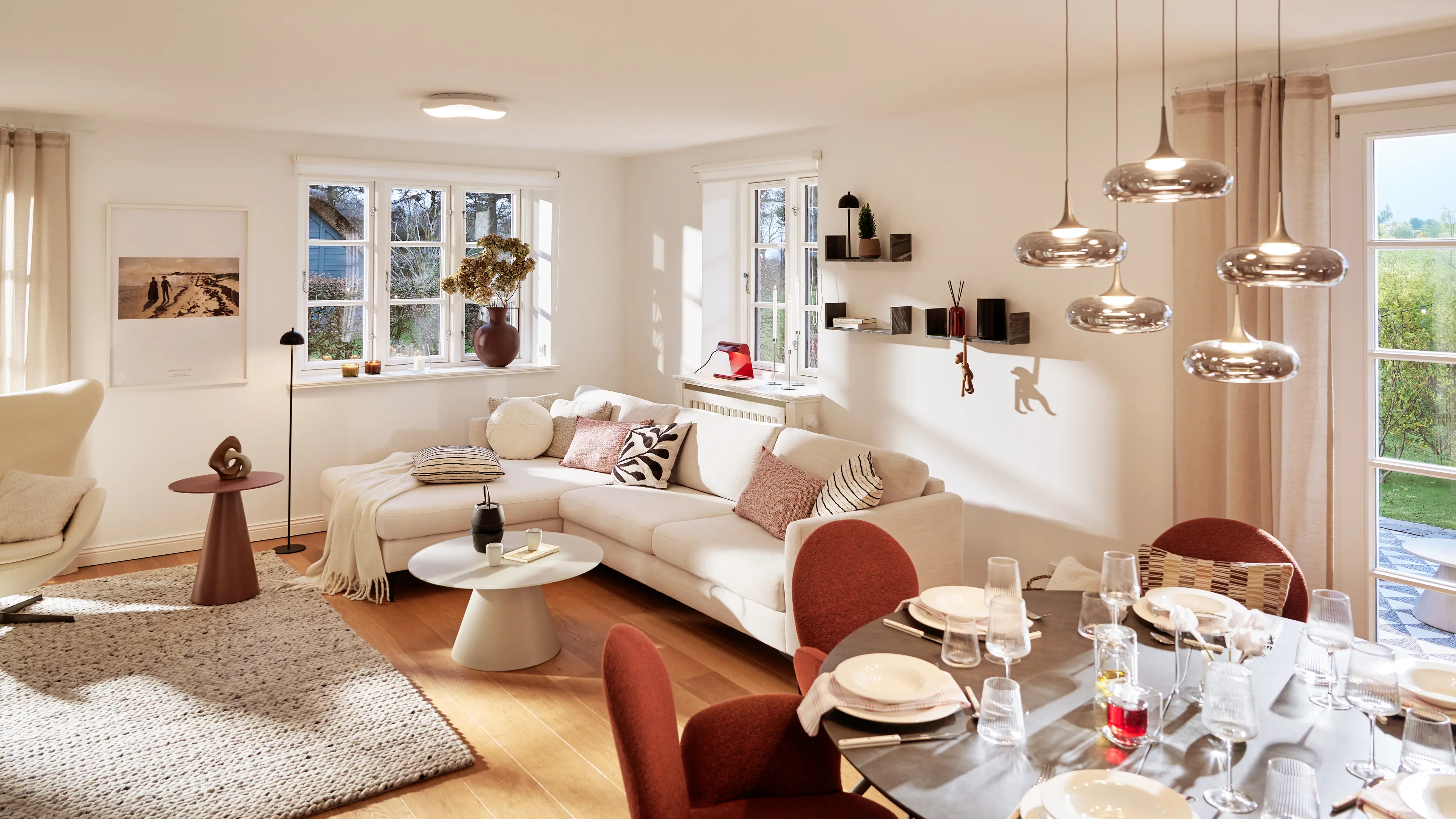 Heller Wohn- und Essbereich im Traumhaus auf Föhr mit gemütlicher Sofalandschaft und modernem Essplatz.