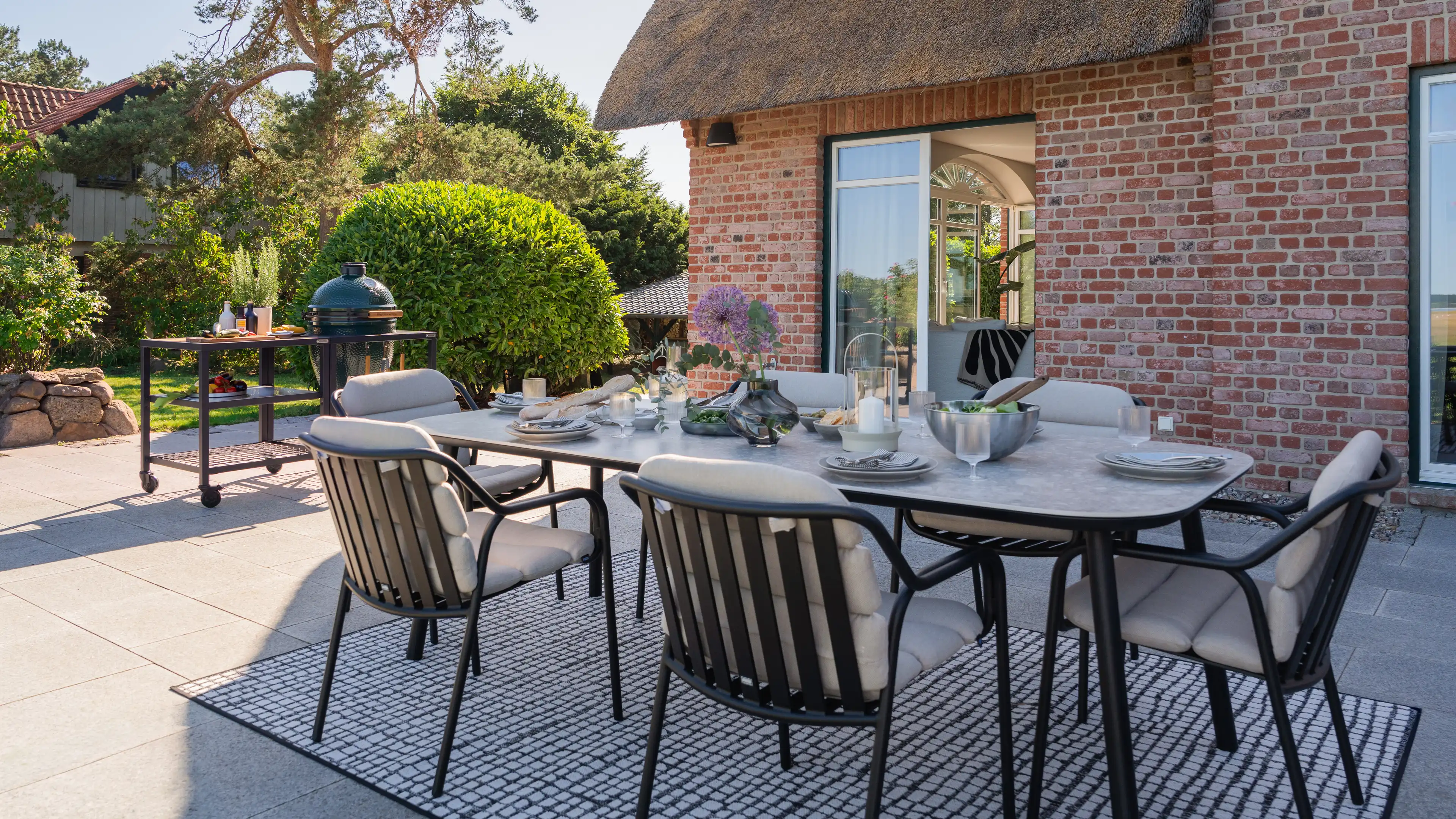 Großer grauer Esstisch mit 6 Stühlen auf der Terrasse des Traumhauses mit Ostseeblick