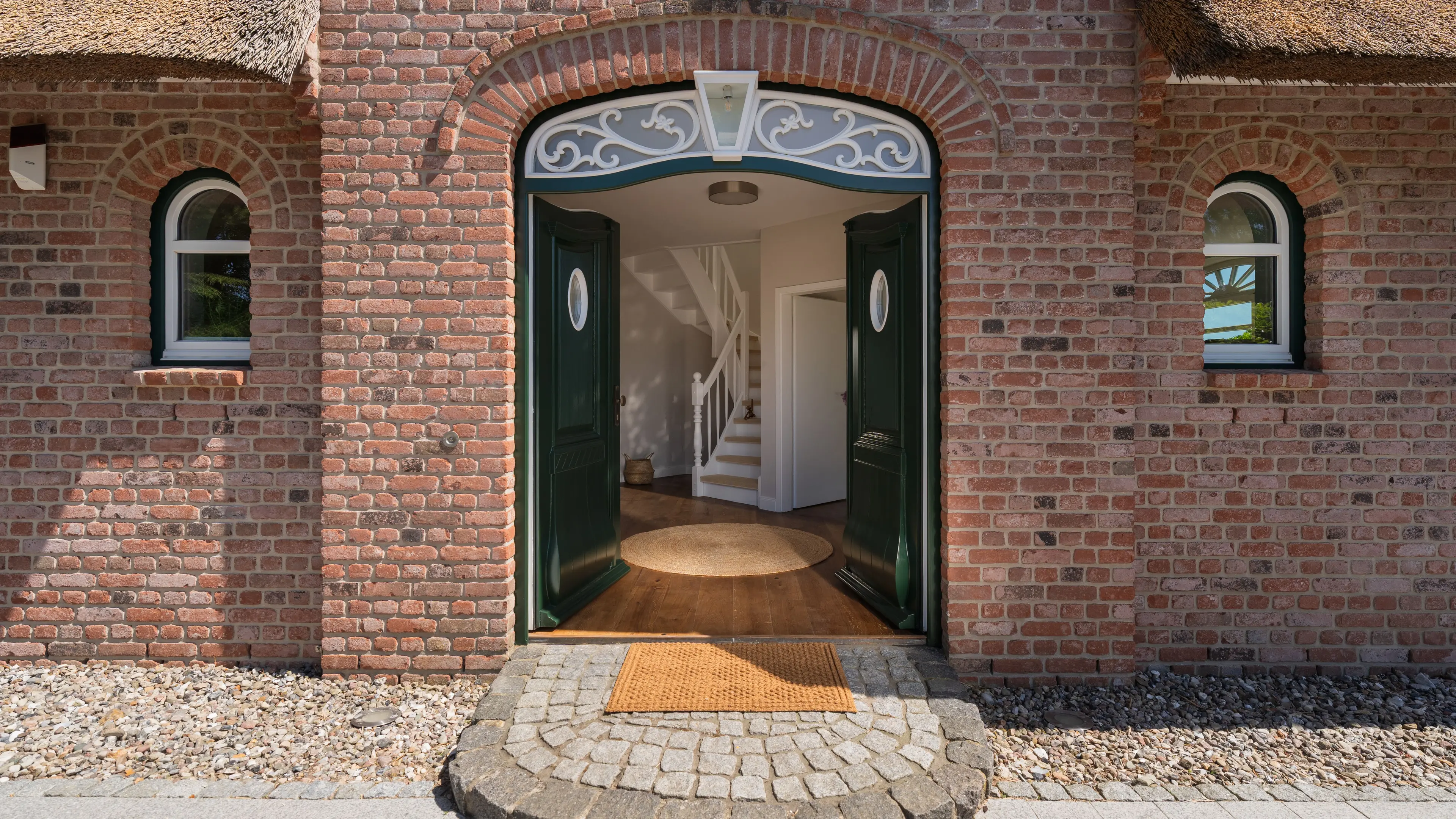 Haustür im friesischen Stil beim Traumhaus mit Ostseeblick