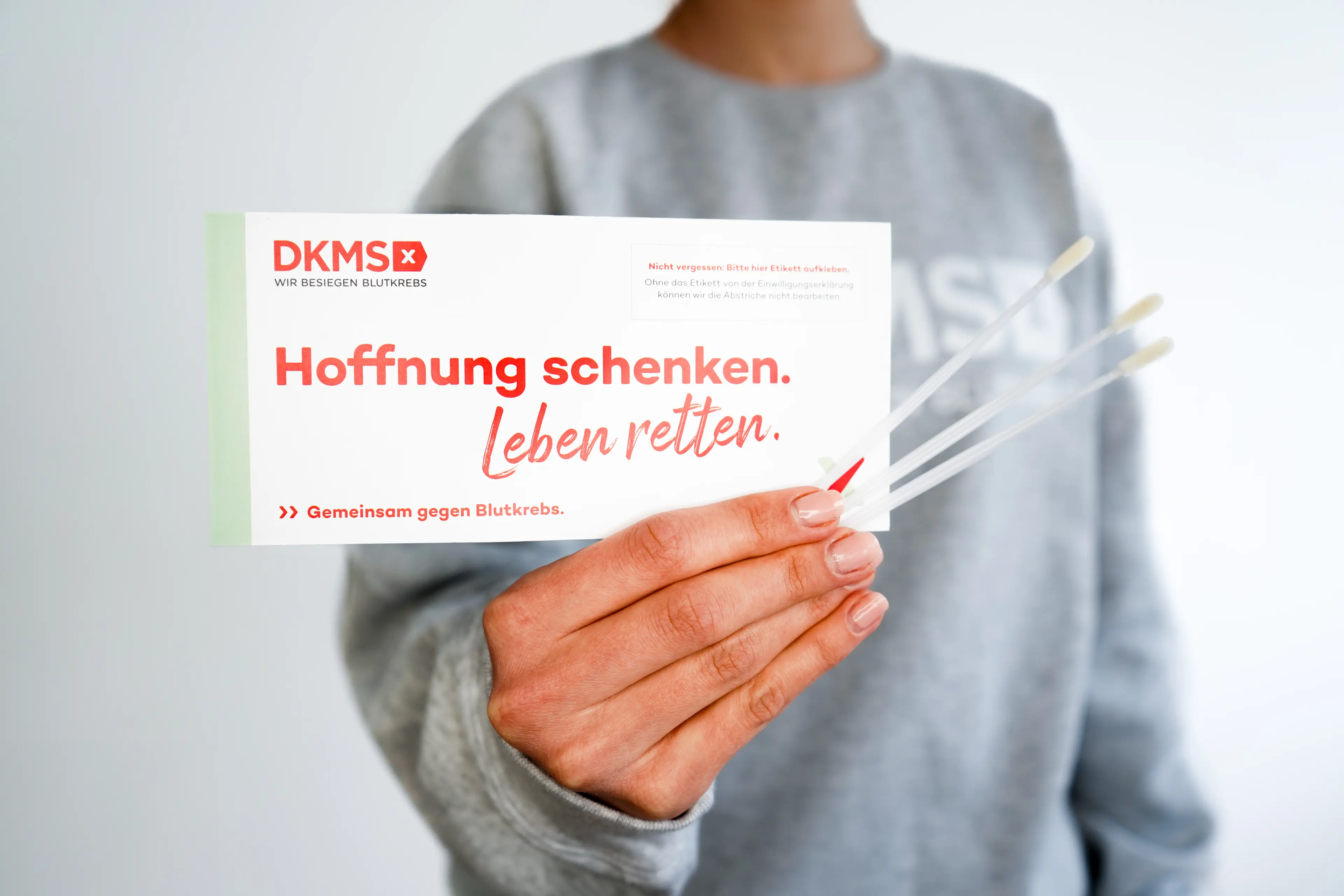 Eine Person von DKMS, die dazu aufruft sich als Spender zu registieren