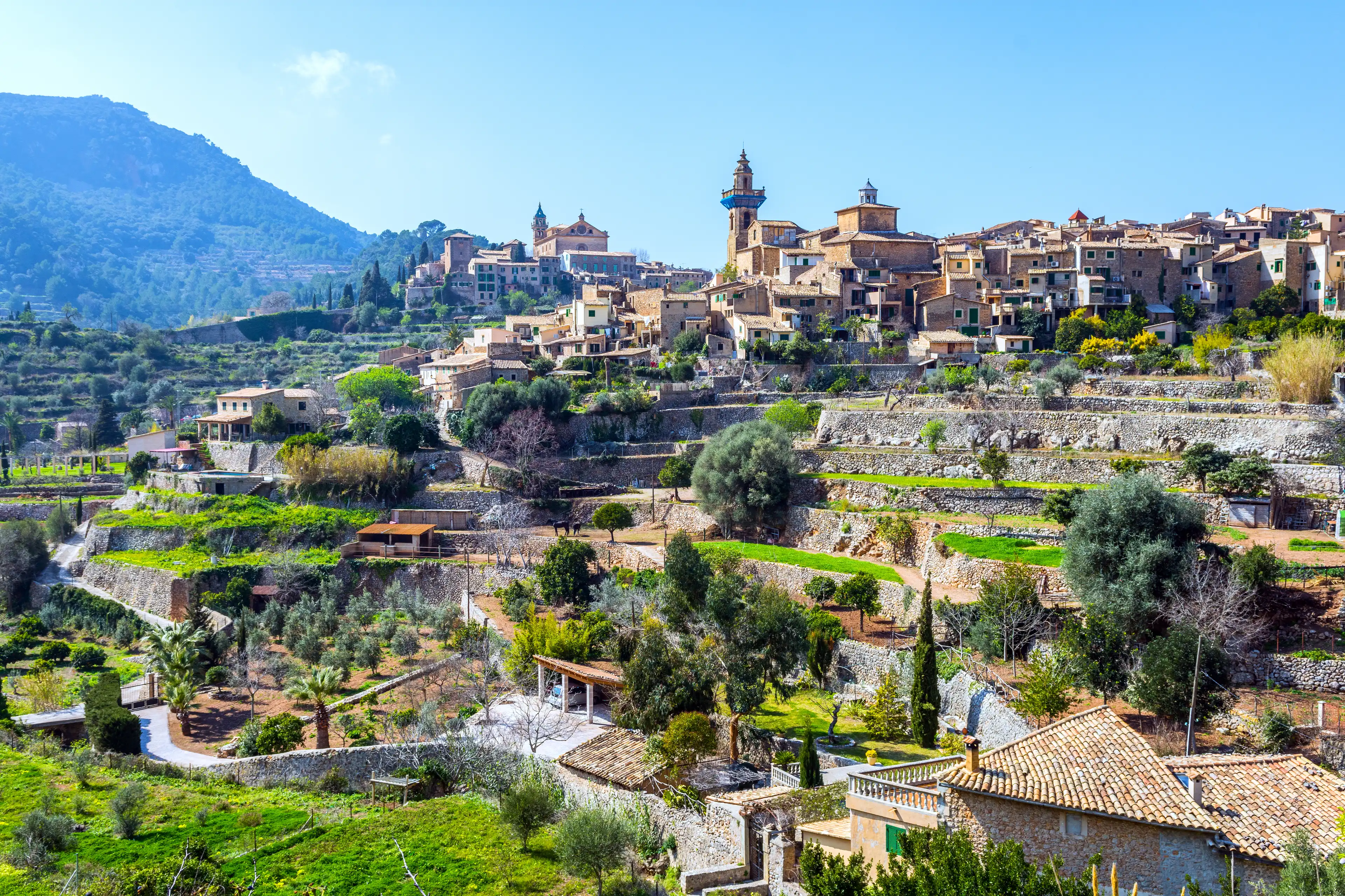 Das Bergdorf Valldemossa auf Mallorca mit seinen terrassierten Hängen, historischen Steinhäusern und umgebender Gebirgslandschaft.