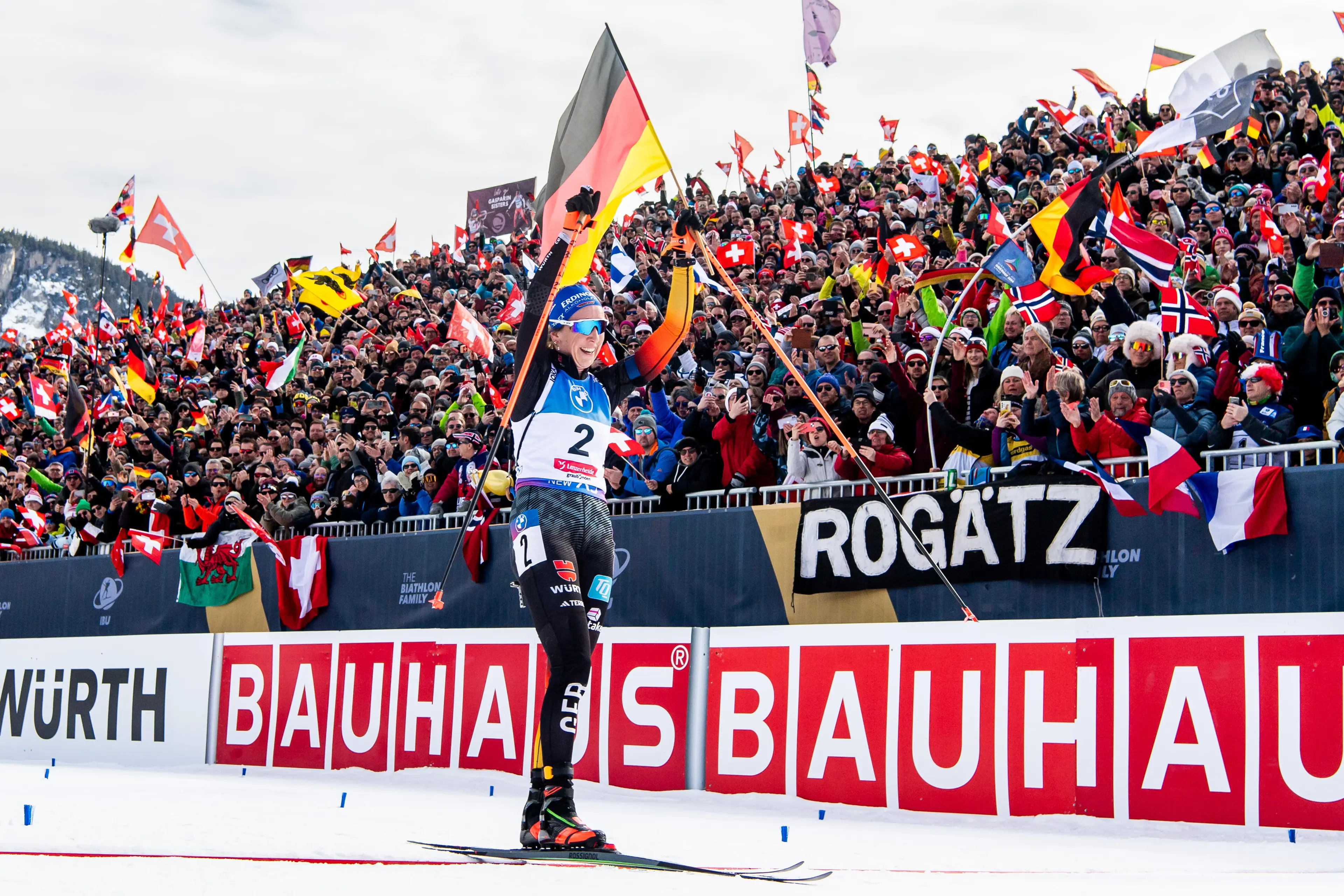 Skilangläuferin Franziska_Preuß beim Überqueren der Ziellinie mit jubelndem Publikum im Hintergrund