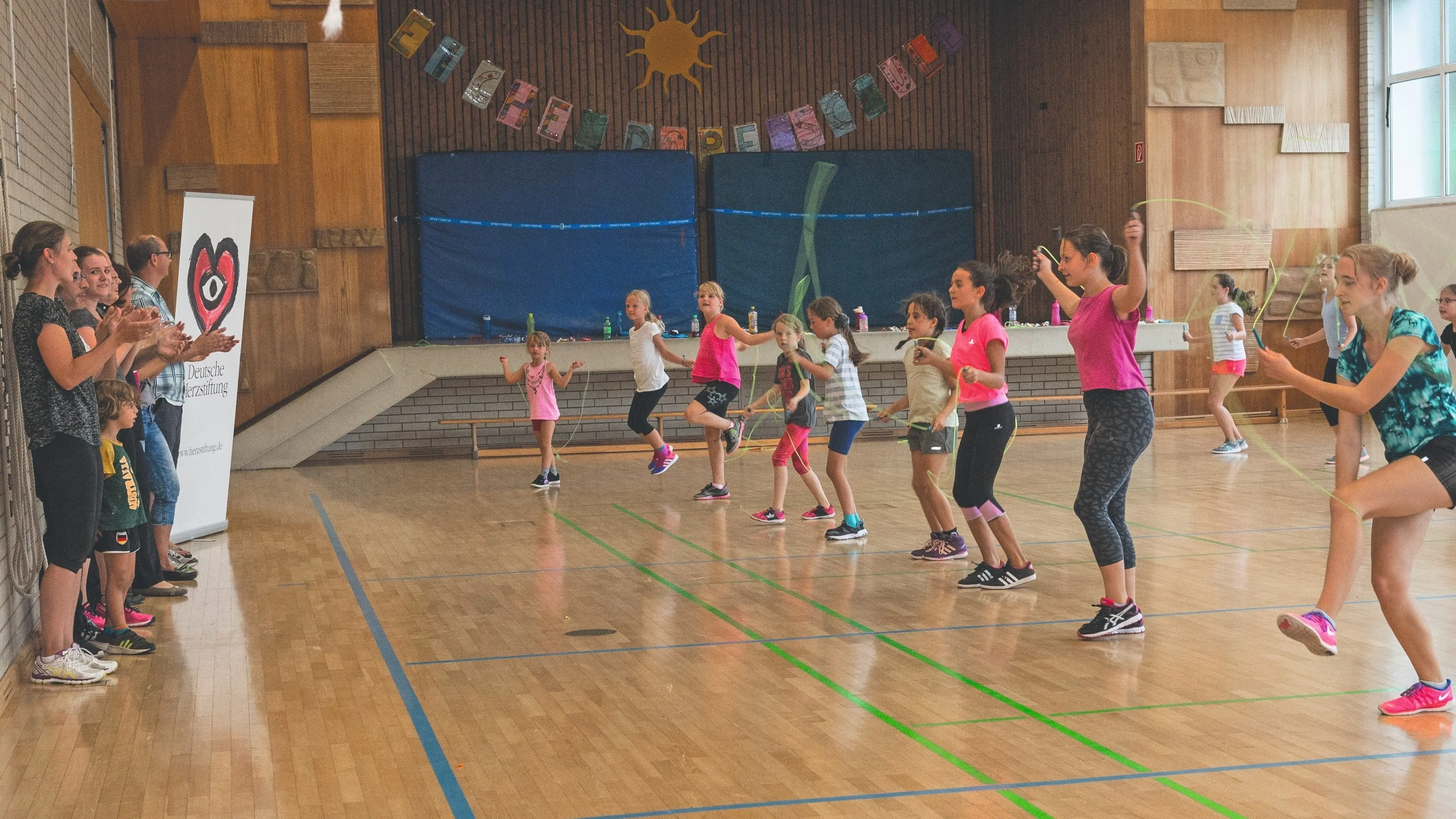 Kinder beim Sport in der Sporthalle gemeinsam mit dem Team der Deutschen Herzstiftung e.V.