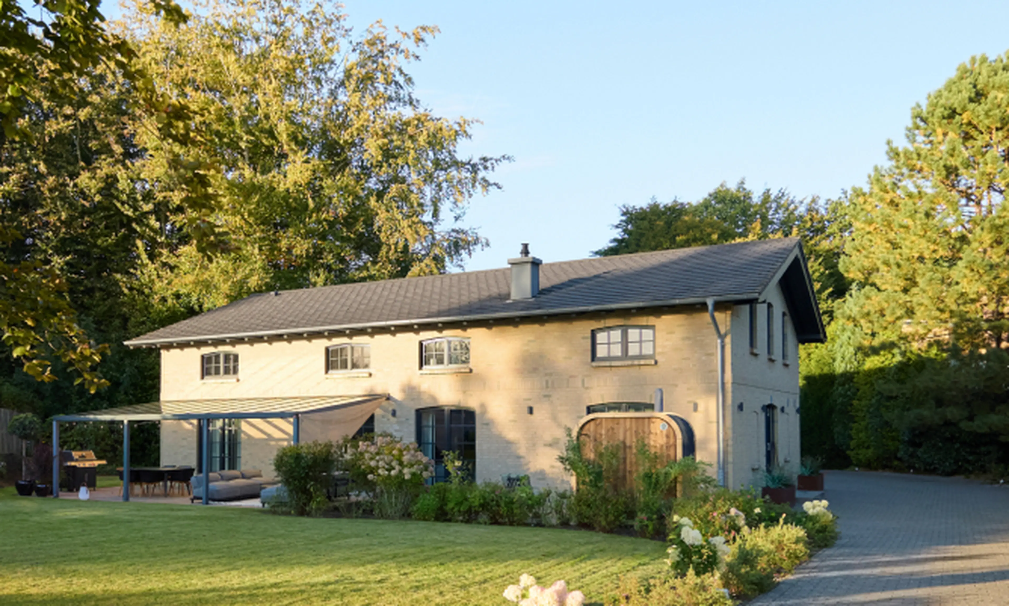 Außenansicht des Förde-Hauses mit großem Garten und Sauna