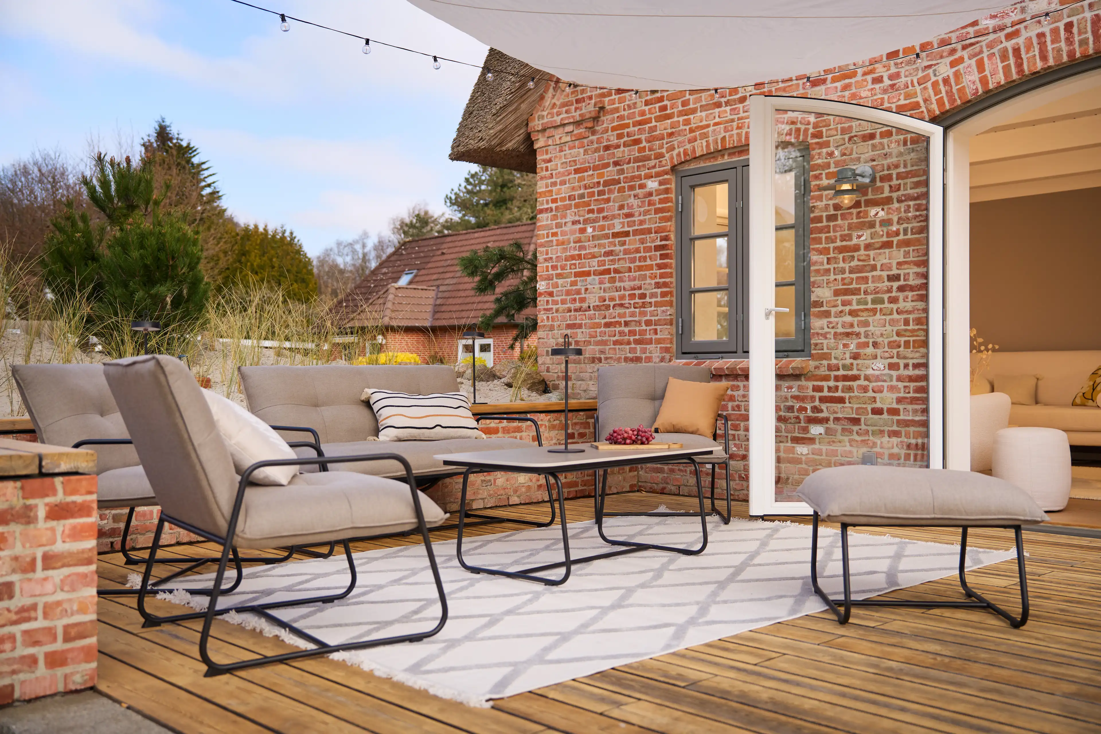 Große Holzterrasse mit Sonnensegel des Nordsee-Hauses